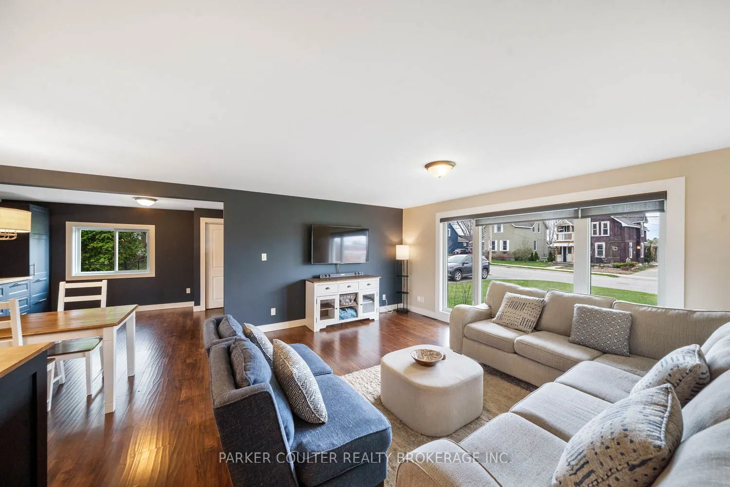 11 Albert Street E