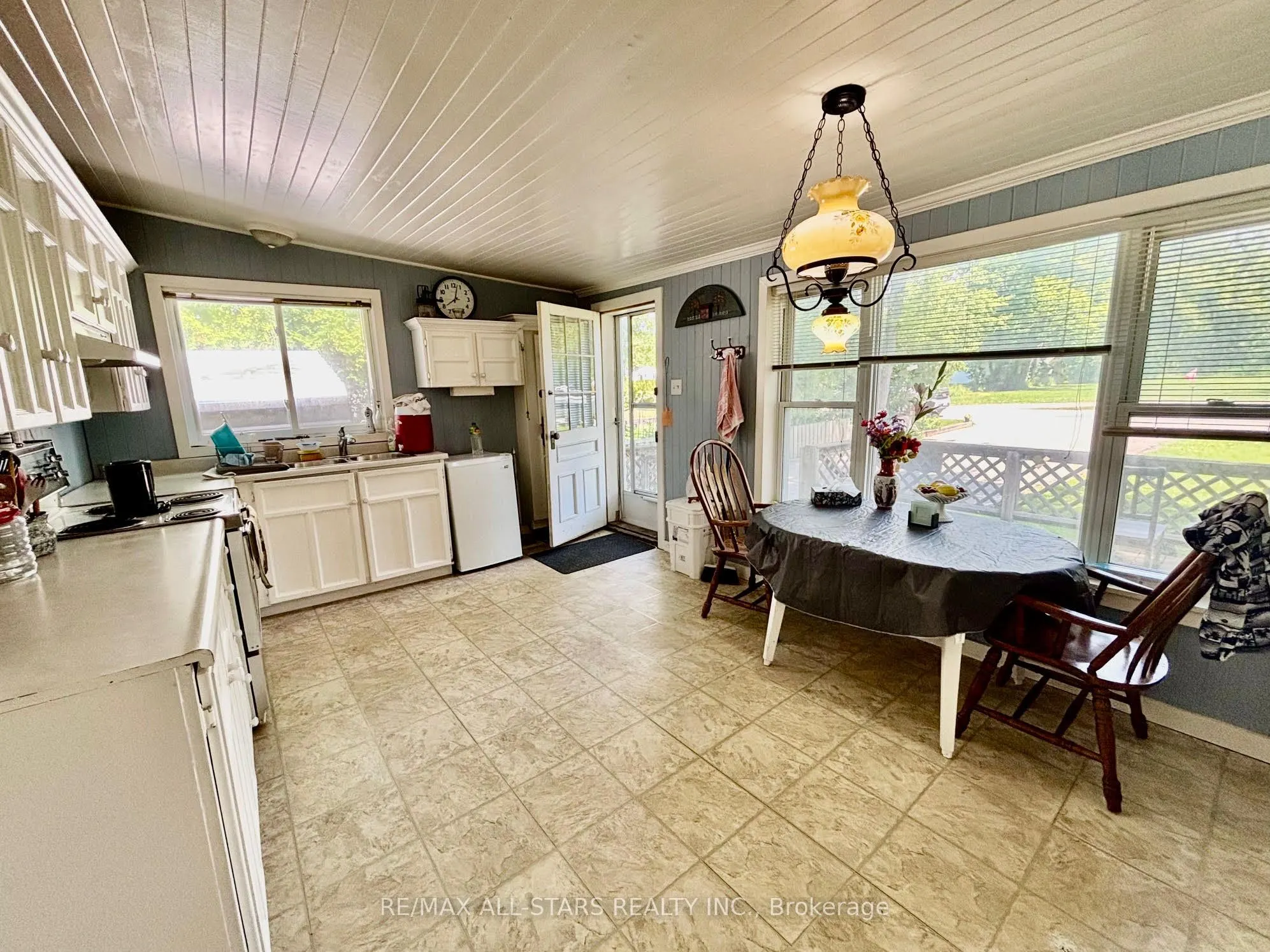 2644 Lakeshore Drive