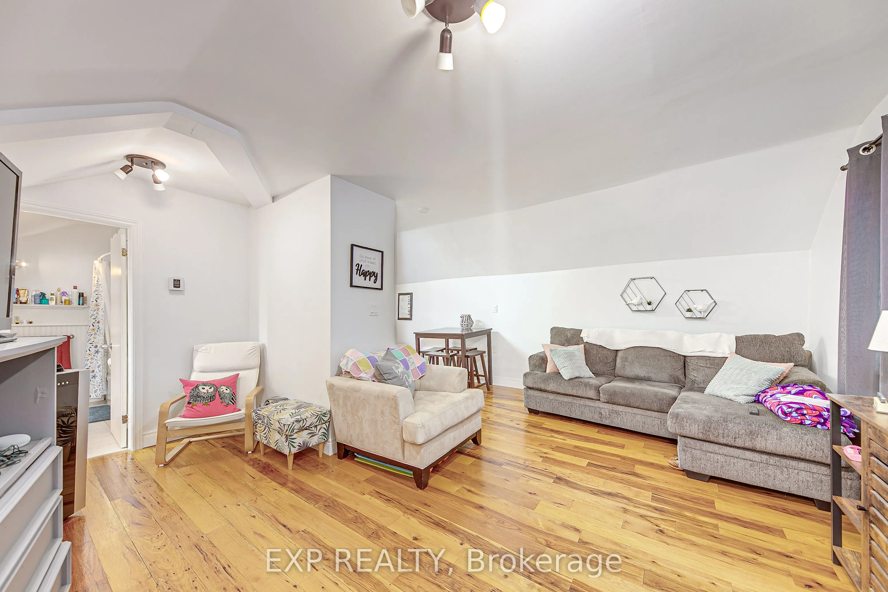 2 Francis Street E