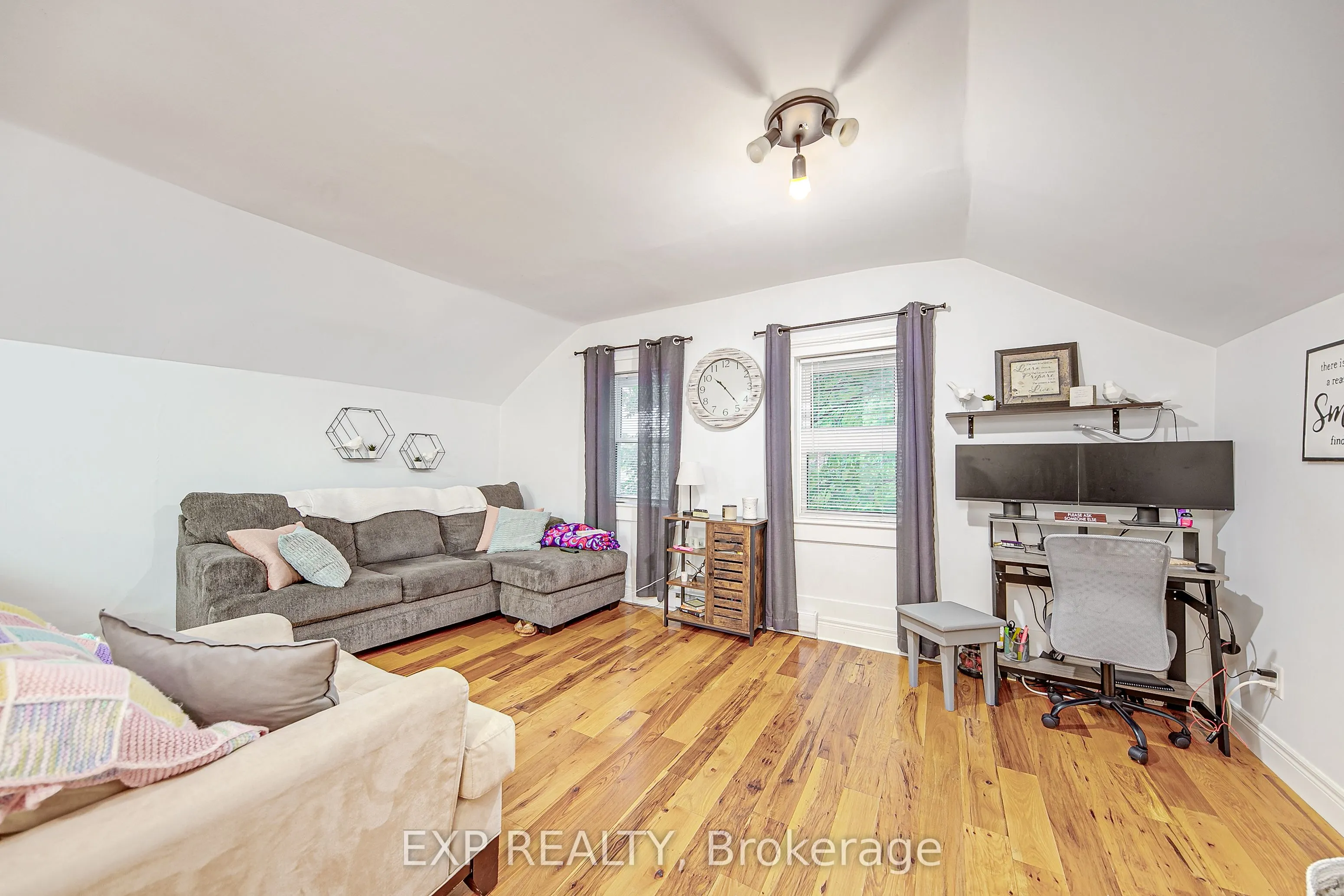 2 Francis Street E