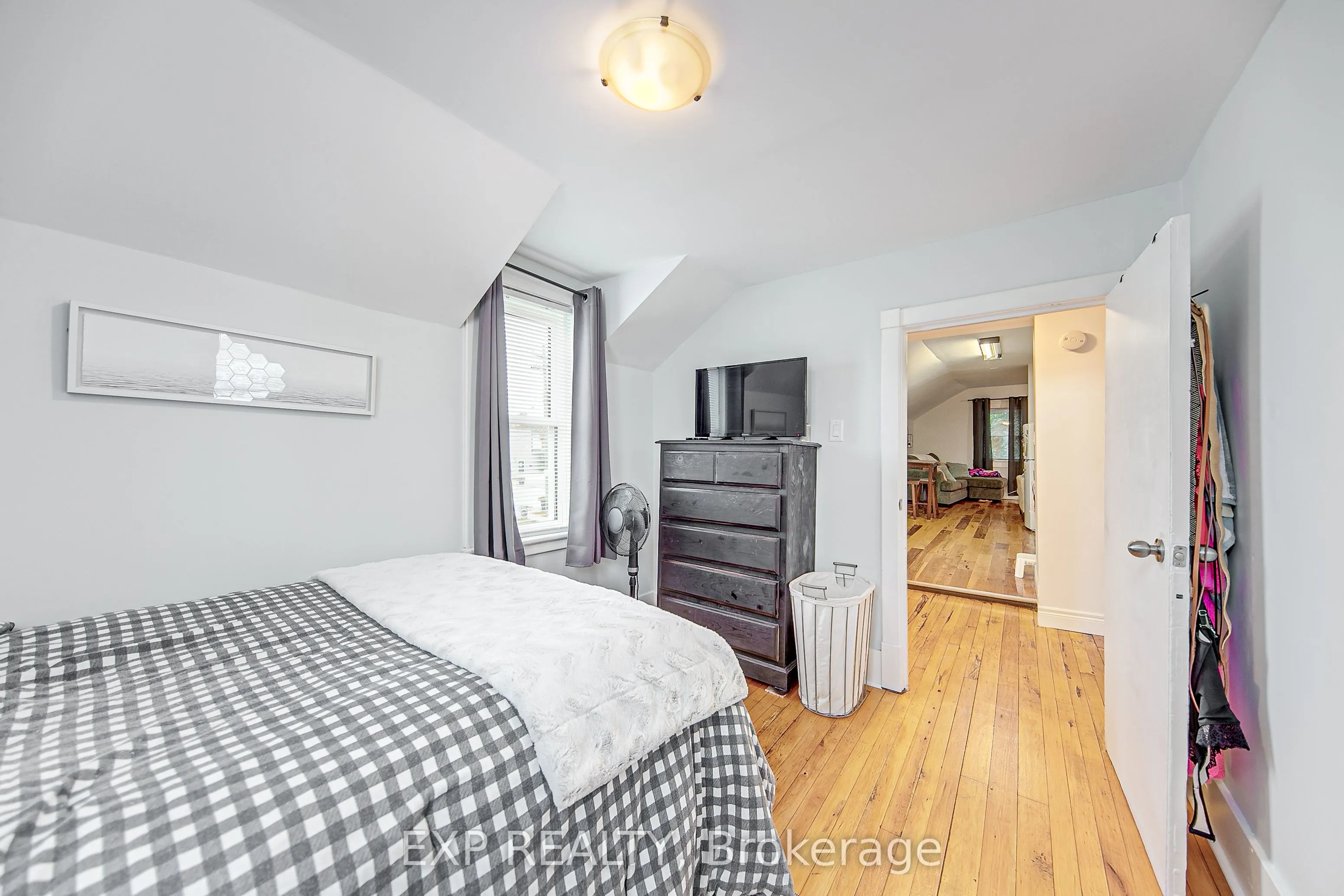 2 Francis Street E