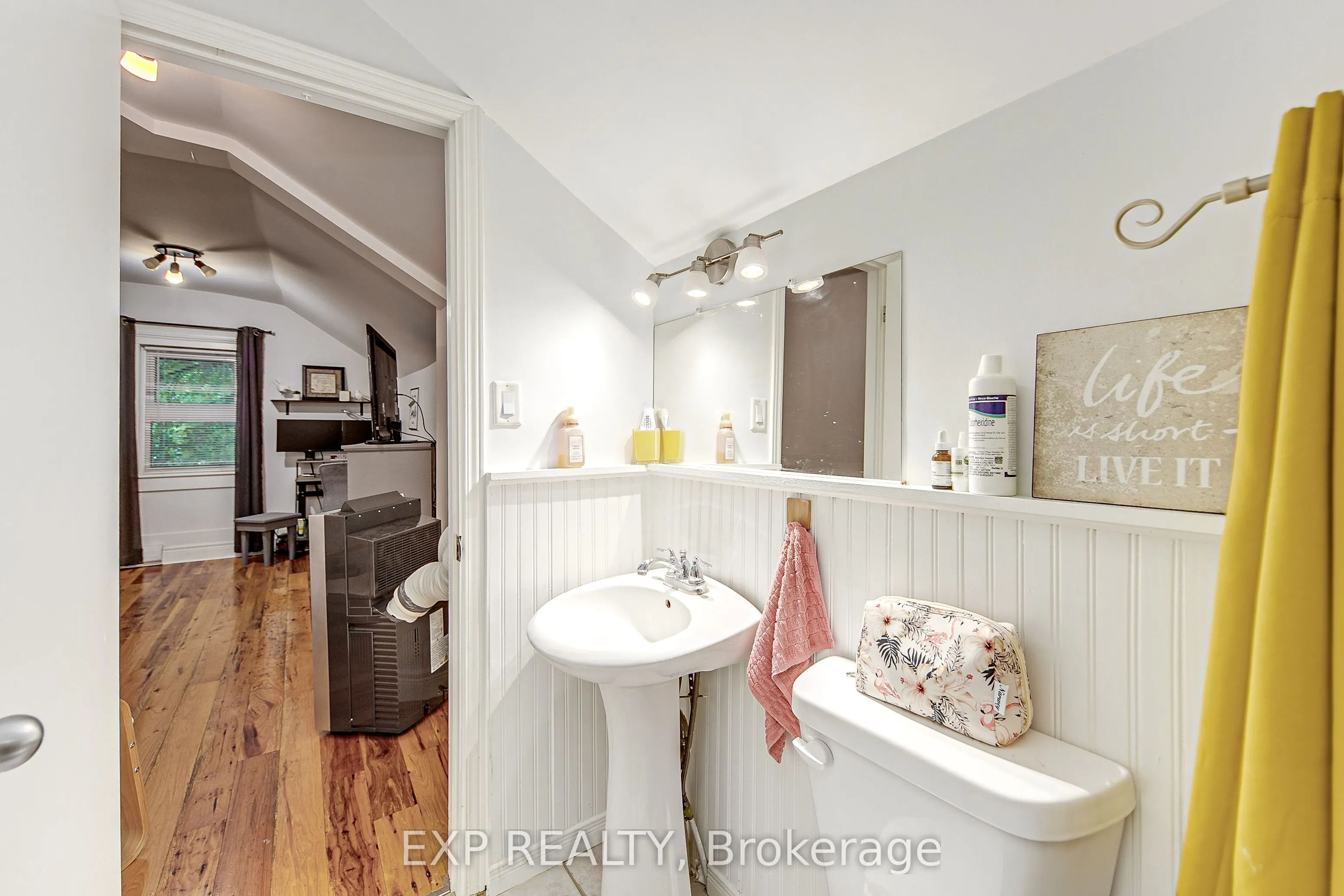 2 Francis Street E