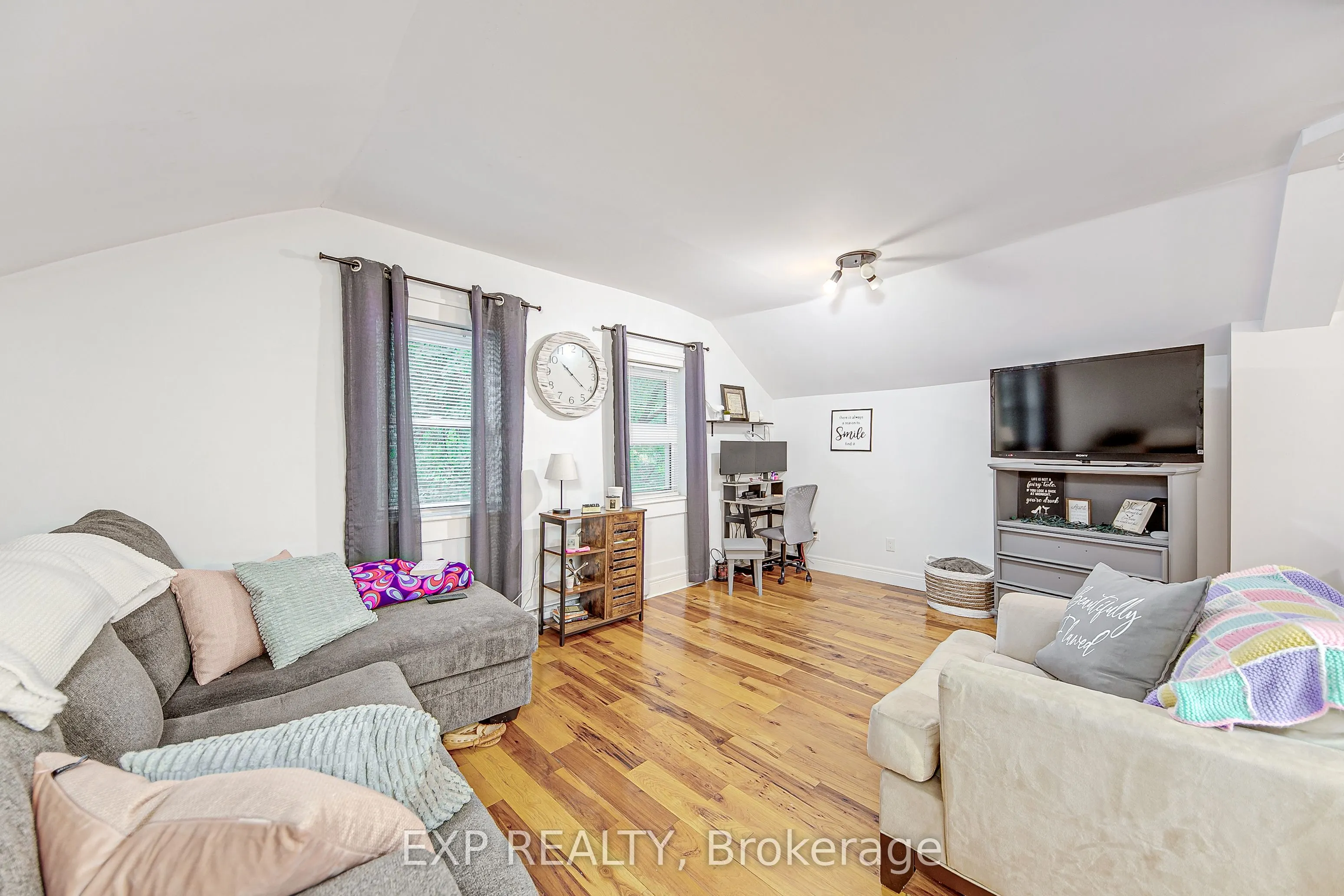 2 Francis Street E