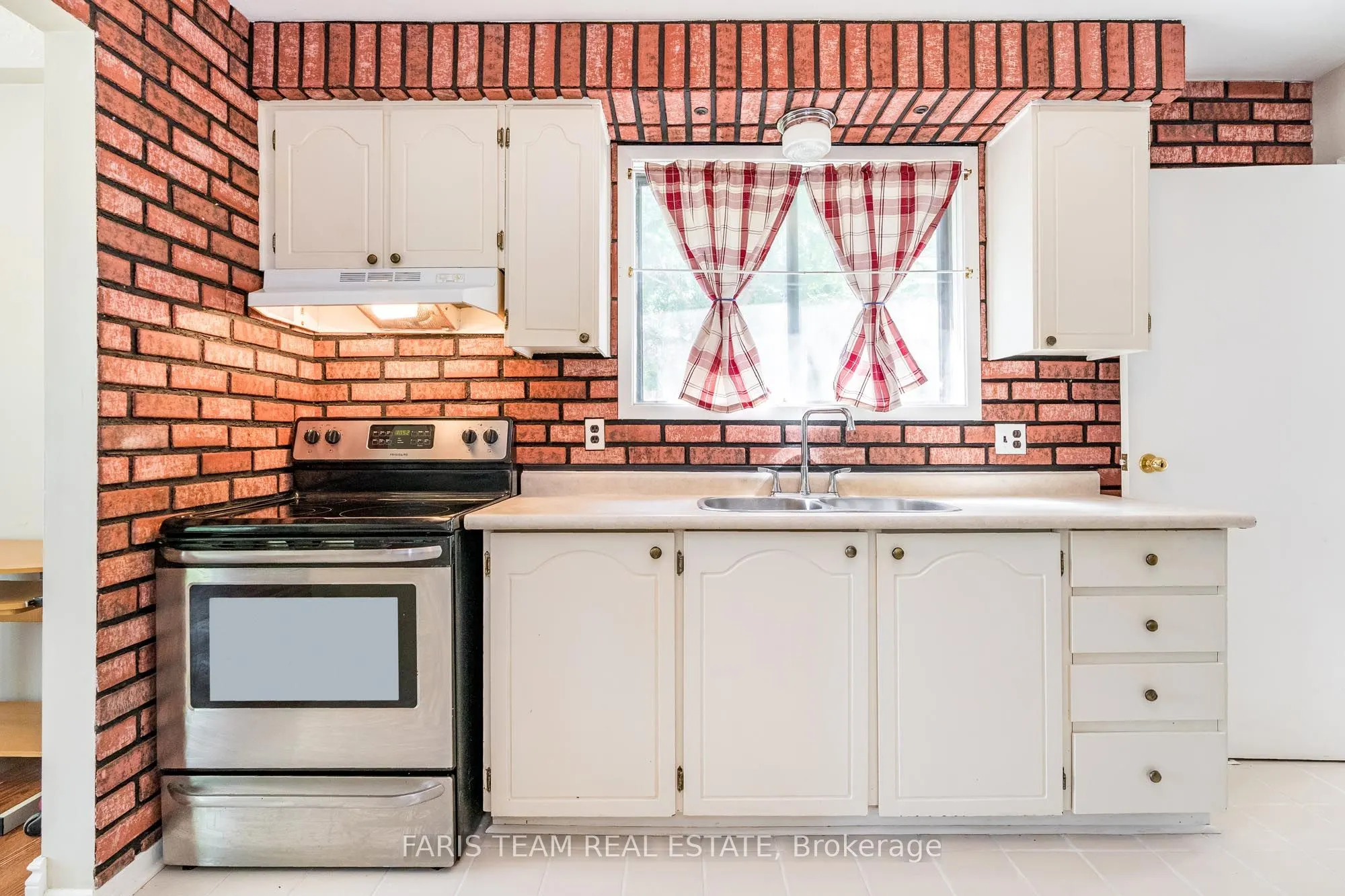 1059 Glen Mhor Crescent