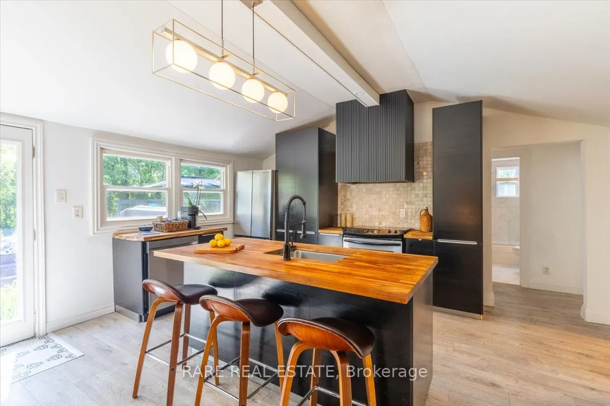 1148 Glengarry Landing Road S