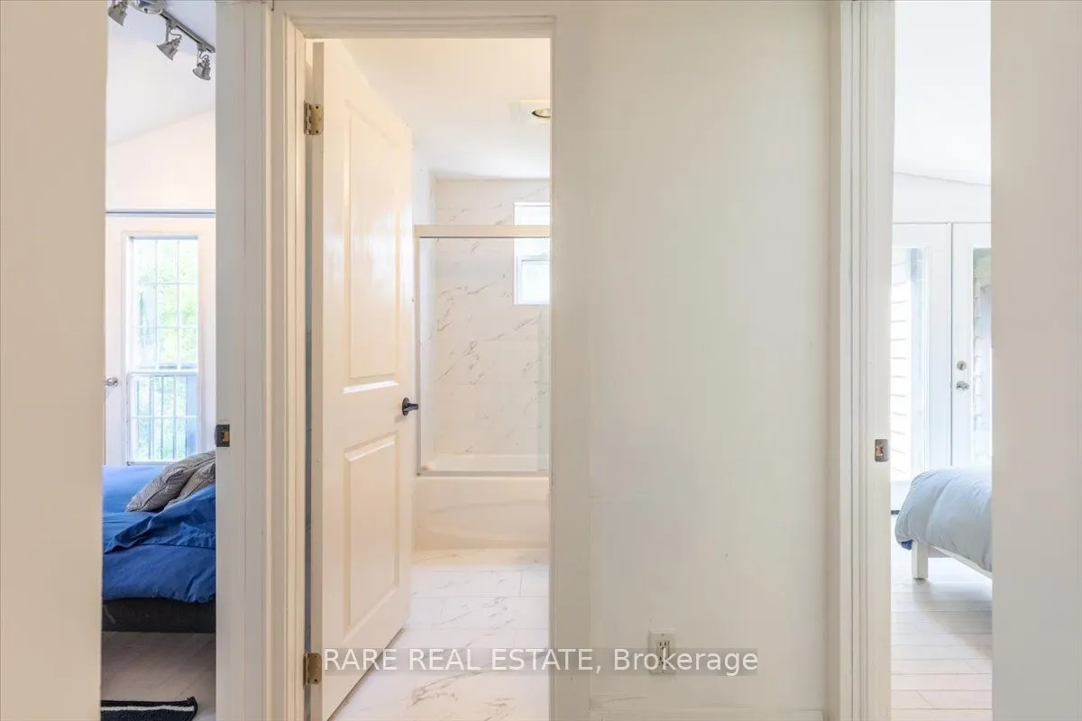 1148 Glengarry Landing Road S