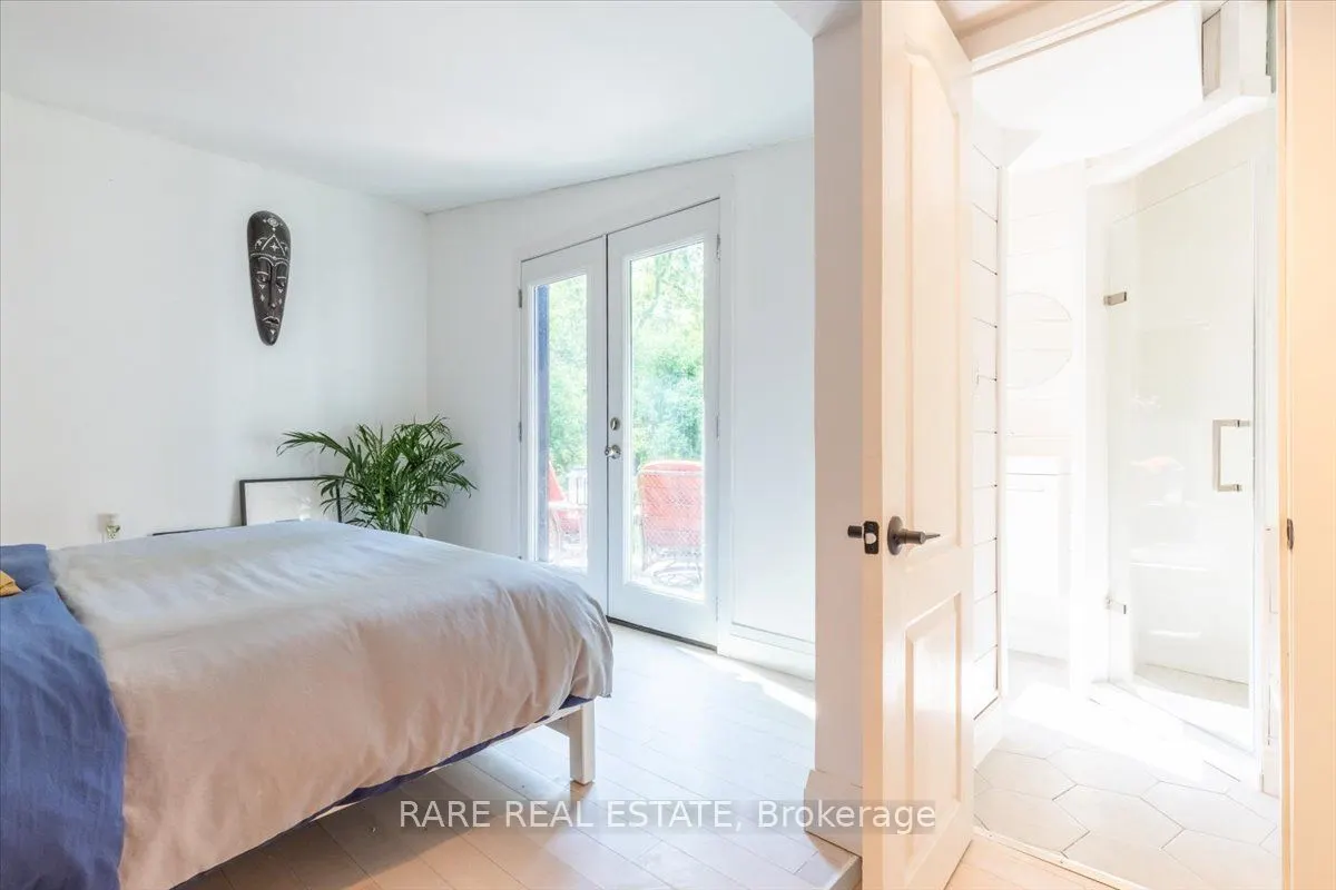 1148 Glengarry Landing Road S