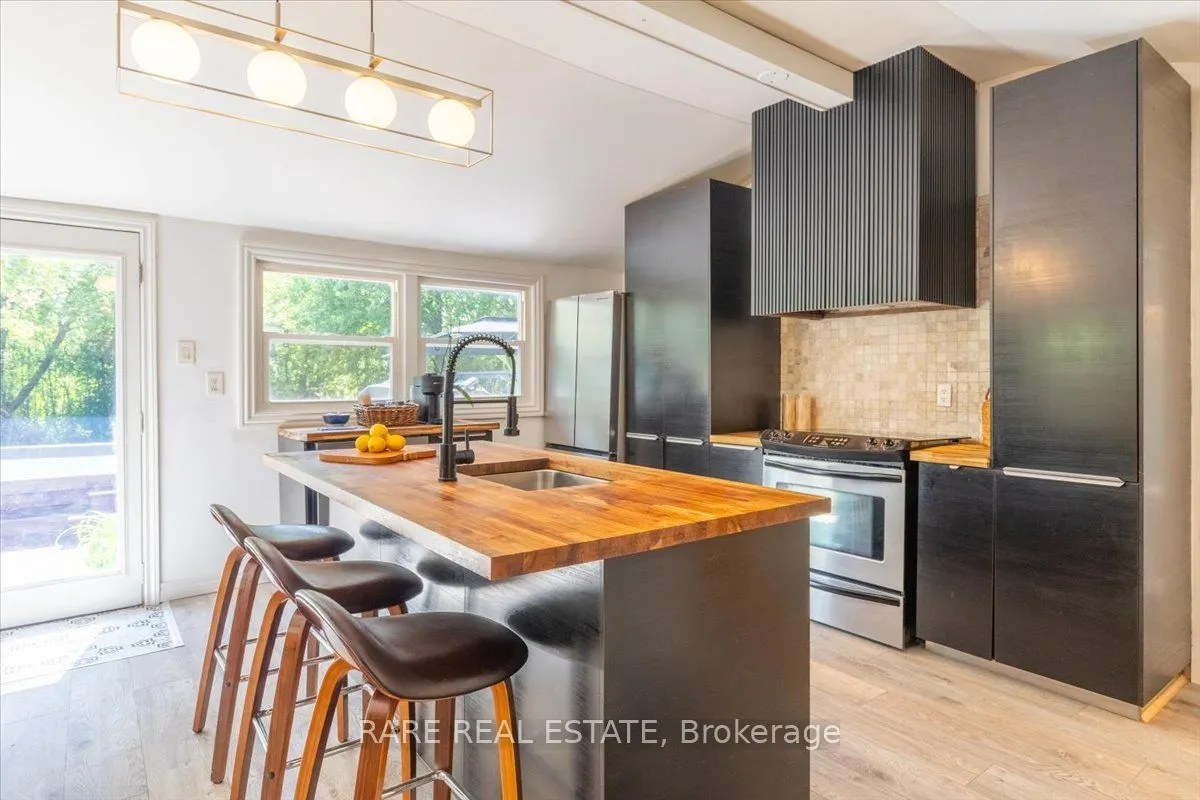 1148 Glengarry Landing Road S