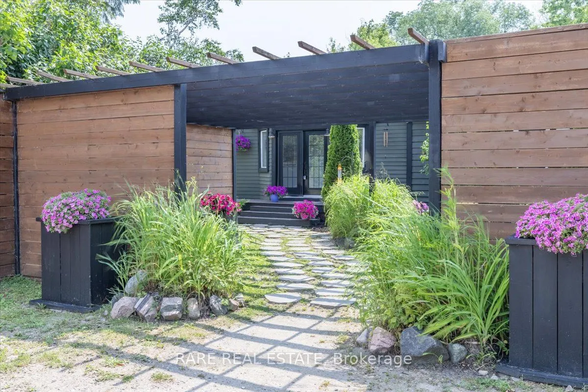 1148 Glengarry Landing Road S