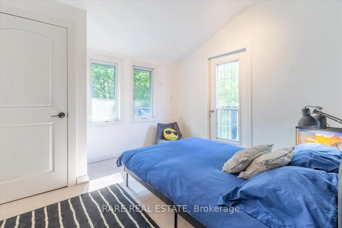 1148 Glengarry Landing Road S