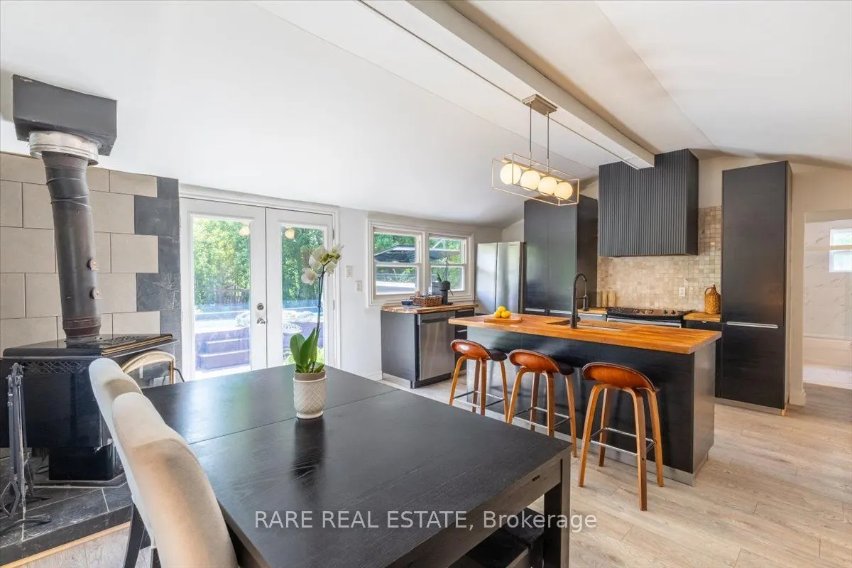 1148 Glengarry Landing Road S