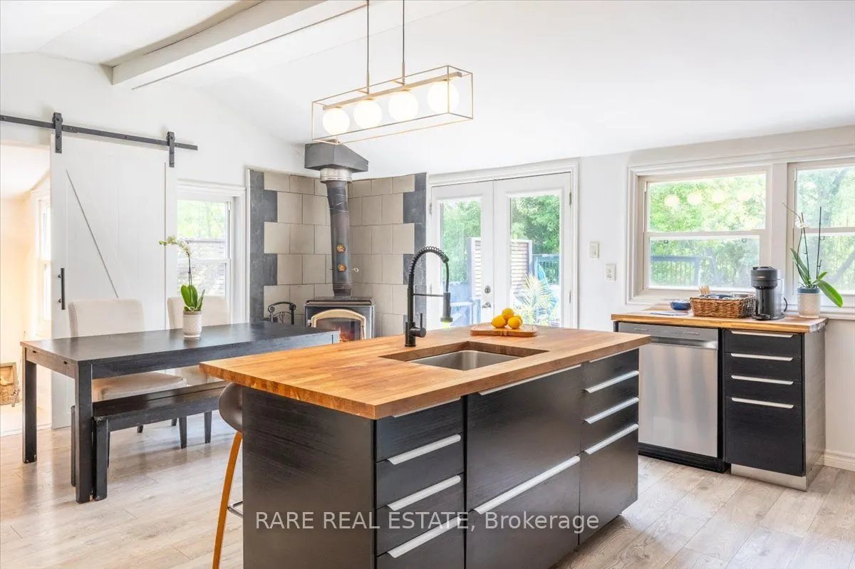 1148 Glengarry Landing Road S