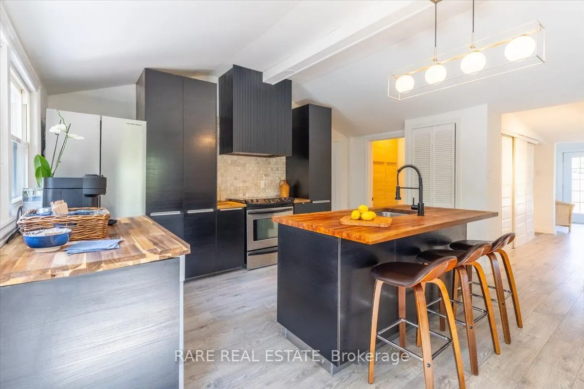 1148 Glengarry Landing Road S