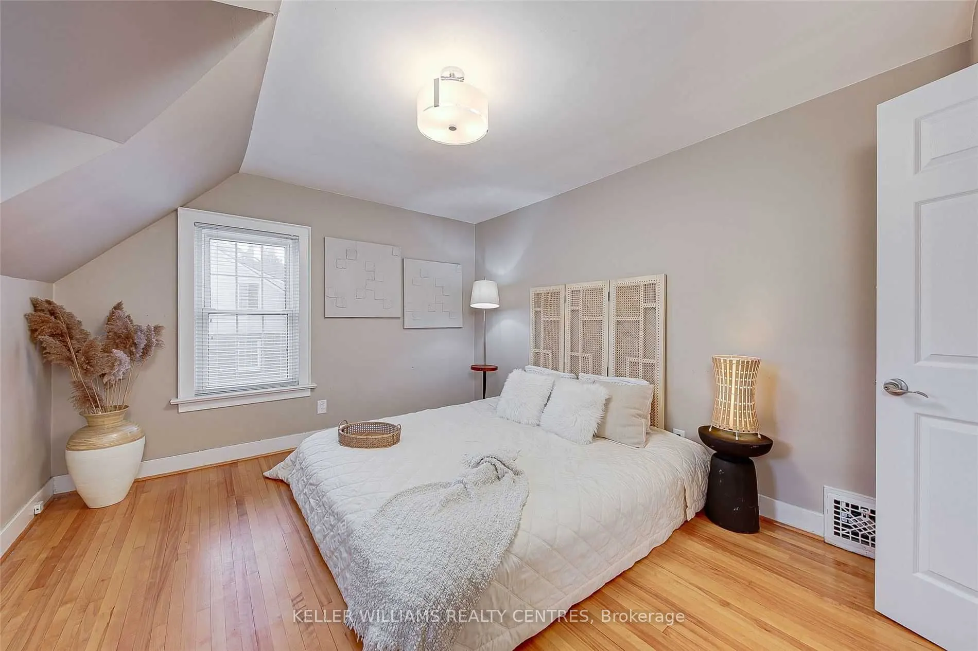 77 Wellington Street E