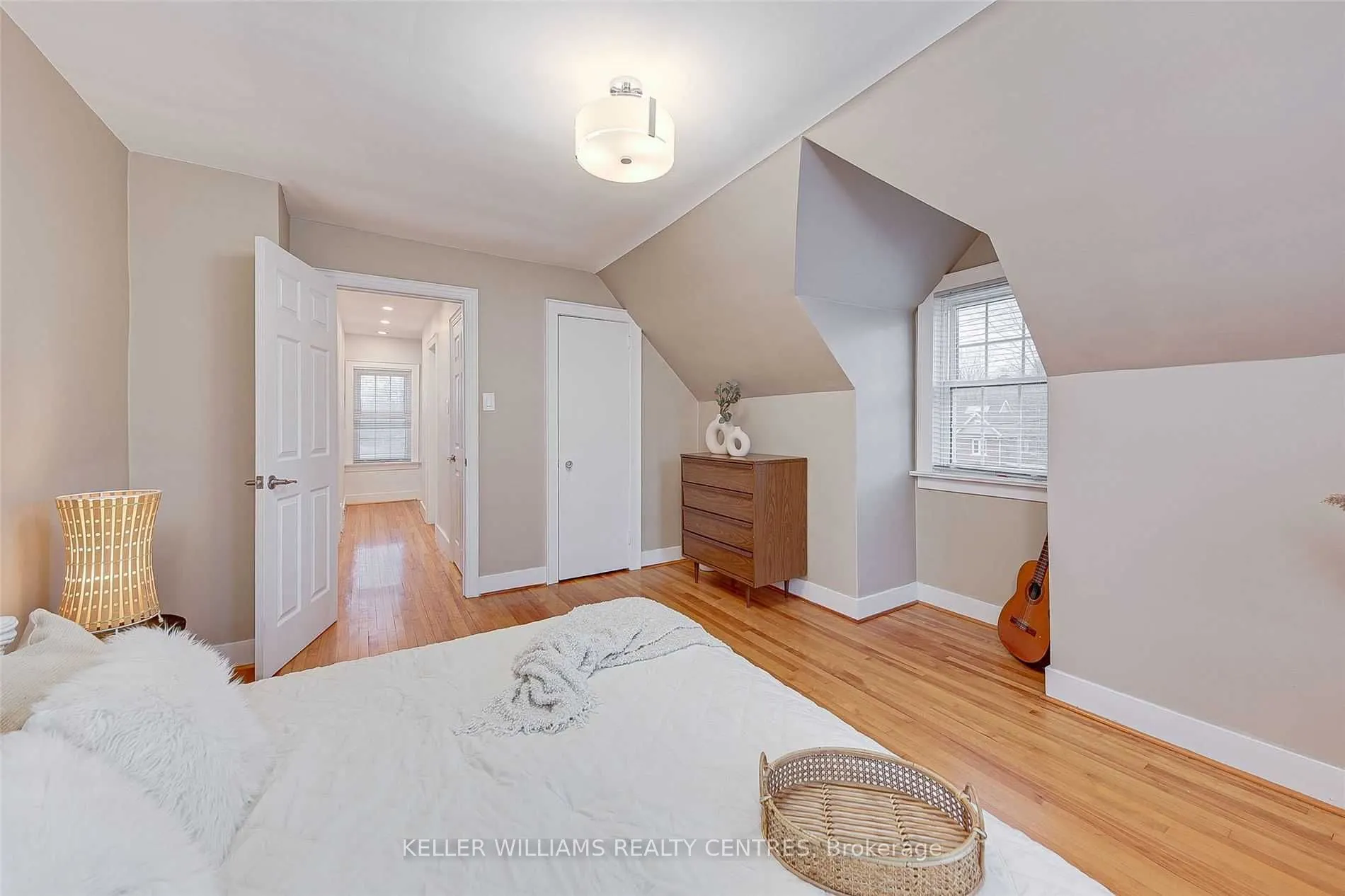 77 Wellington Street E