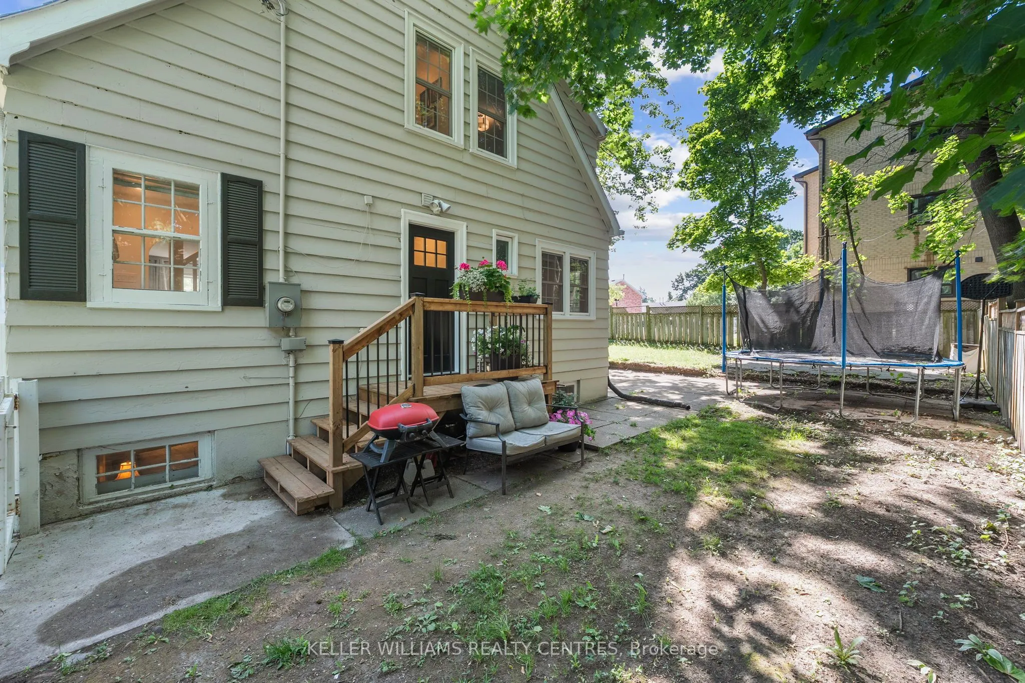 77 Wellington Street E