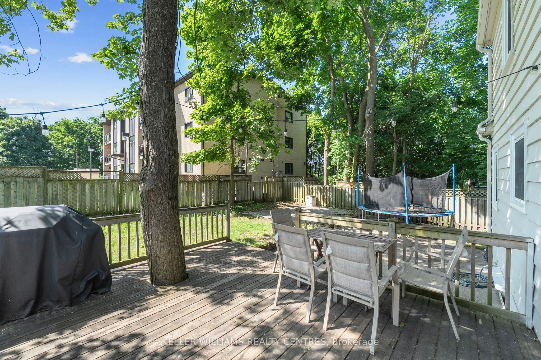 77 Wellington Street E