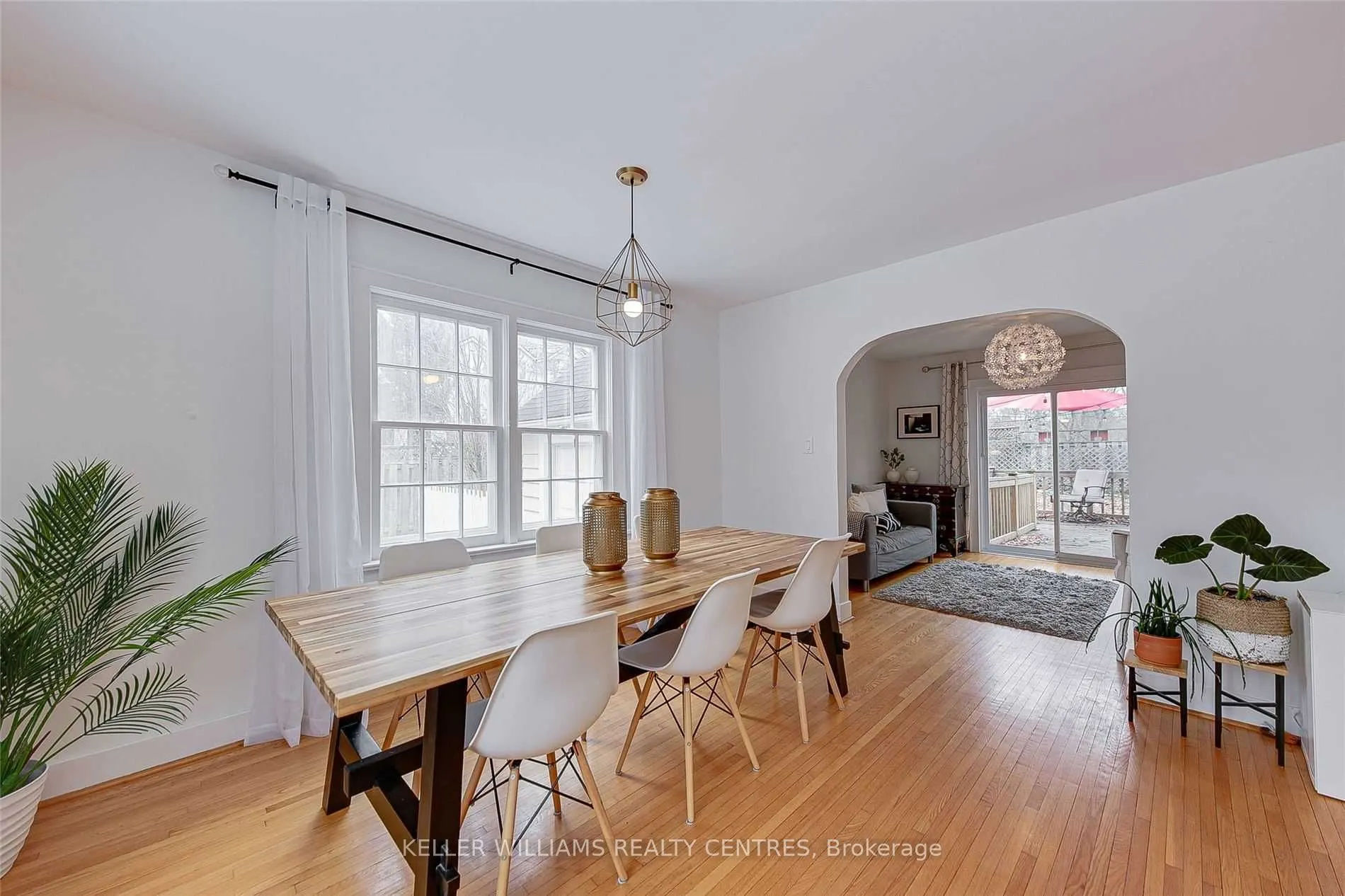 77 Wellington Street E