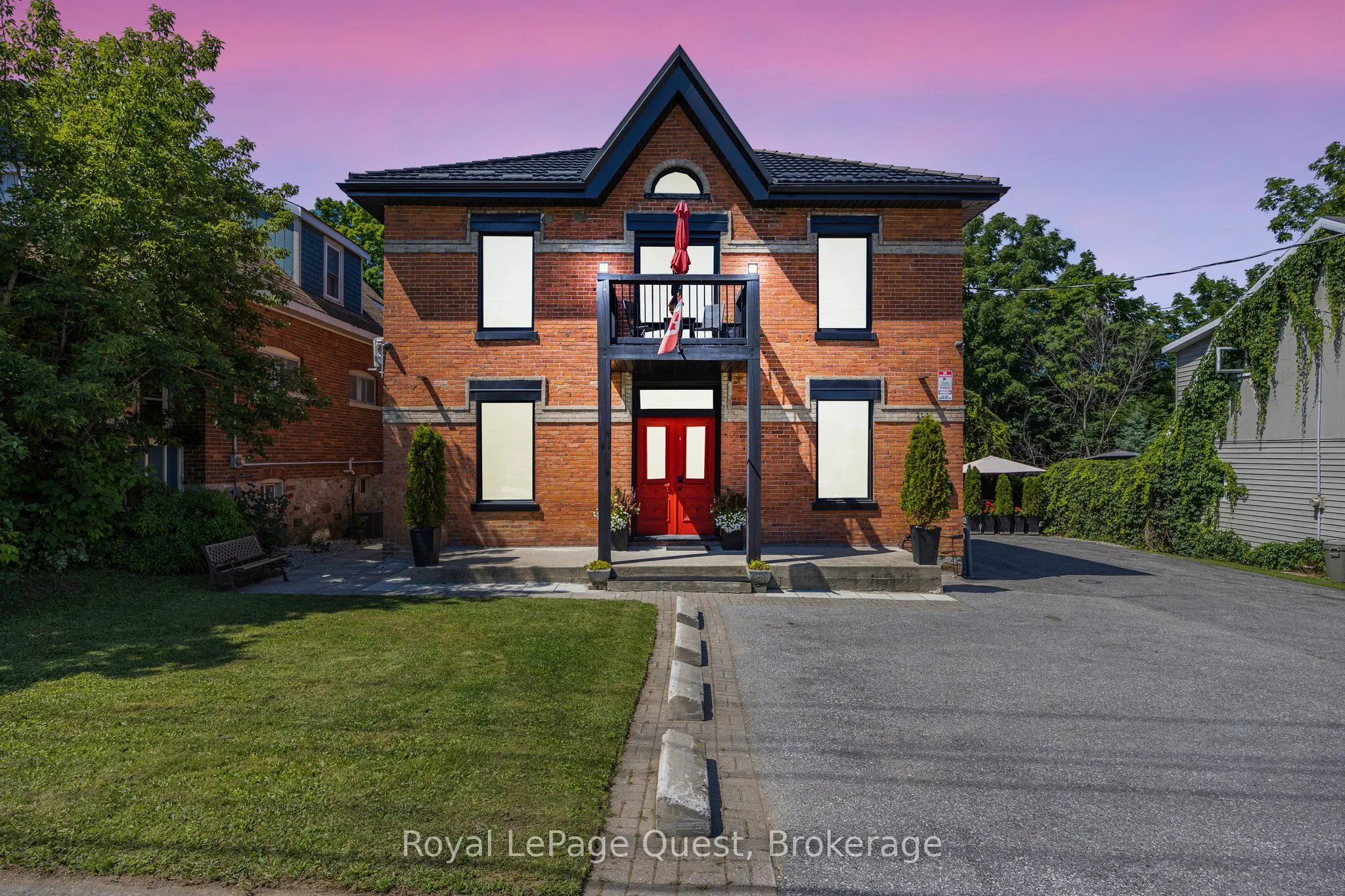 214 Mississaga Street W