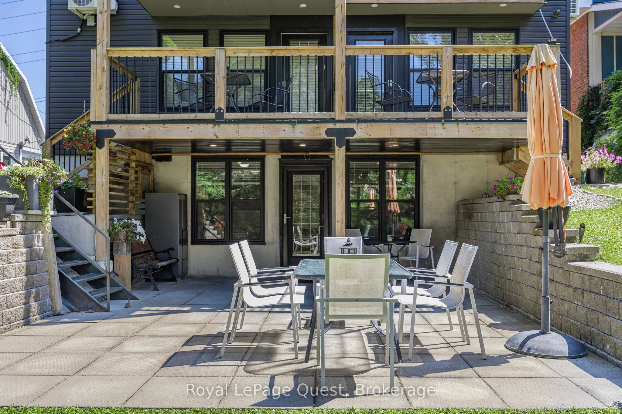 214 Mississaga Street W