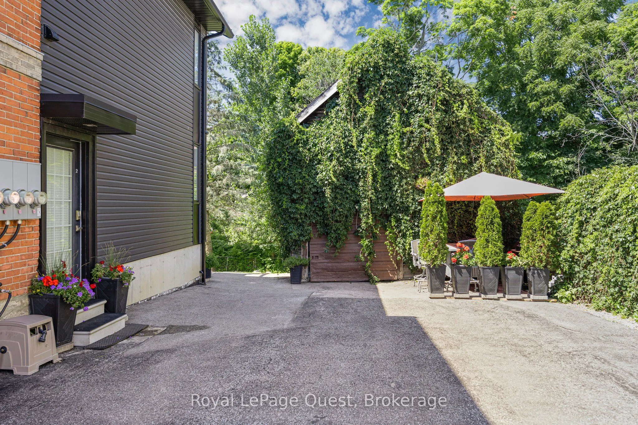 214 Mississaga Street W