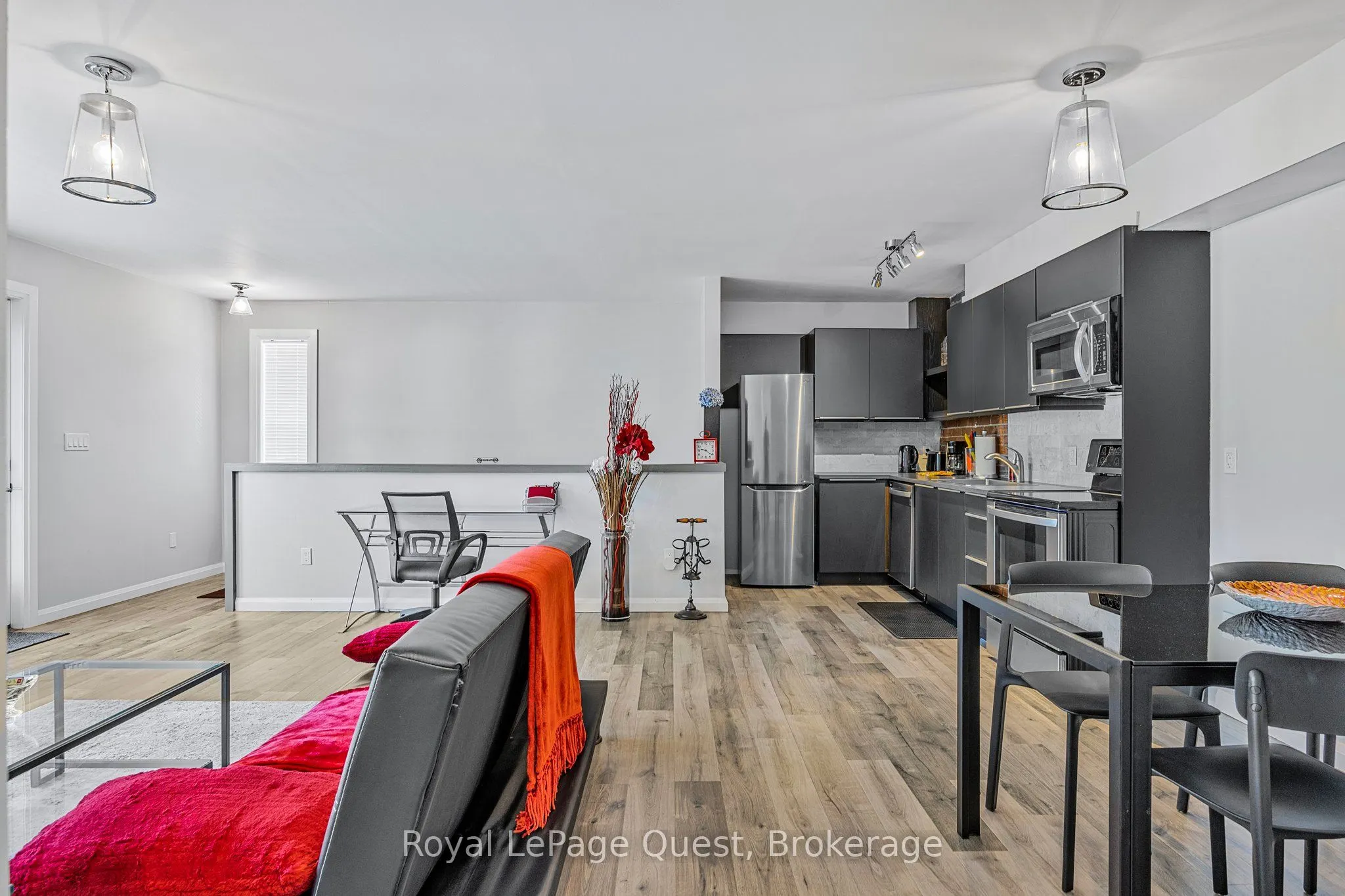 214 Mississaga Street W