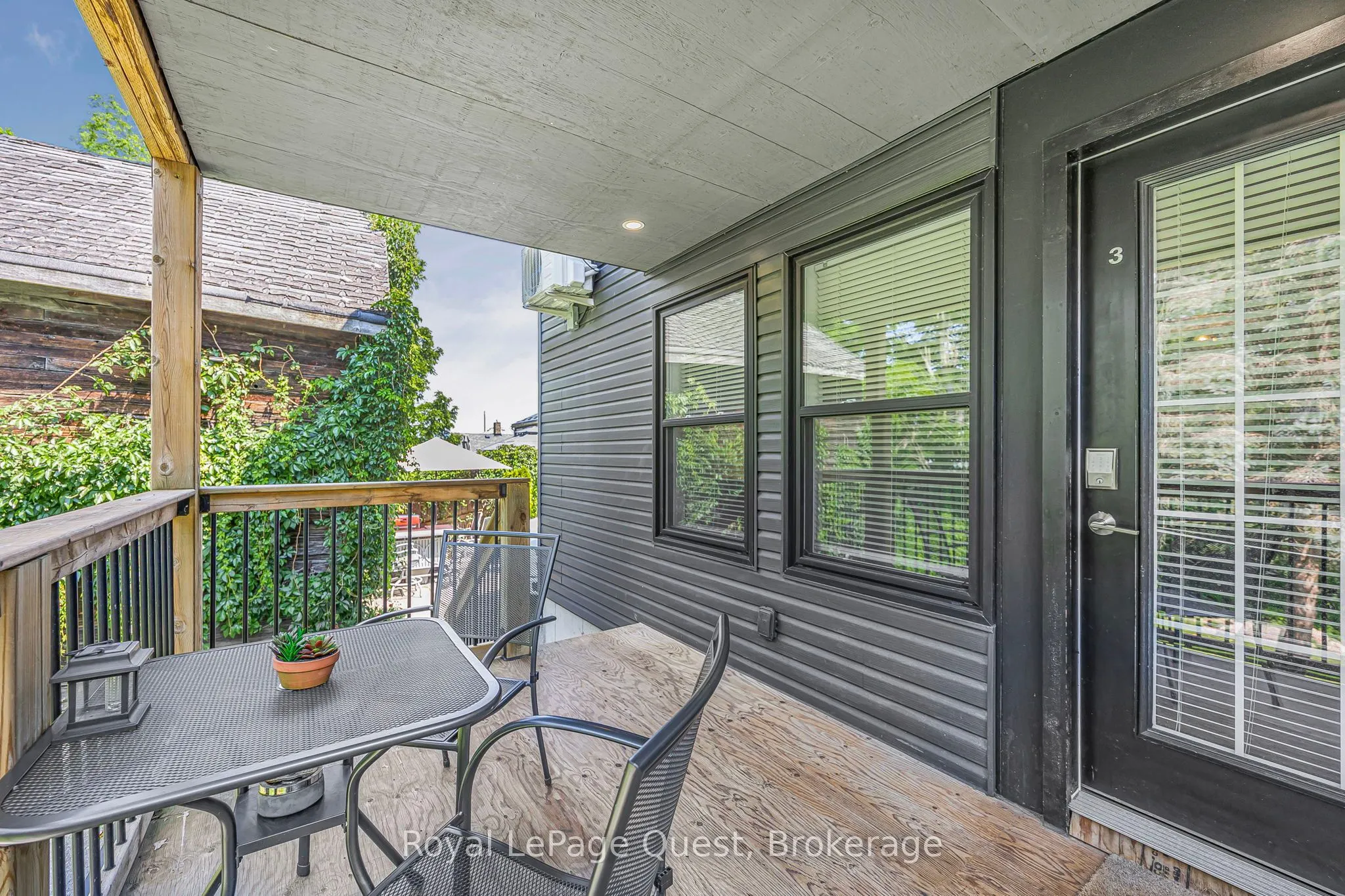 214 Mississaga Street W