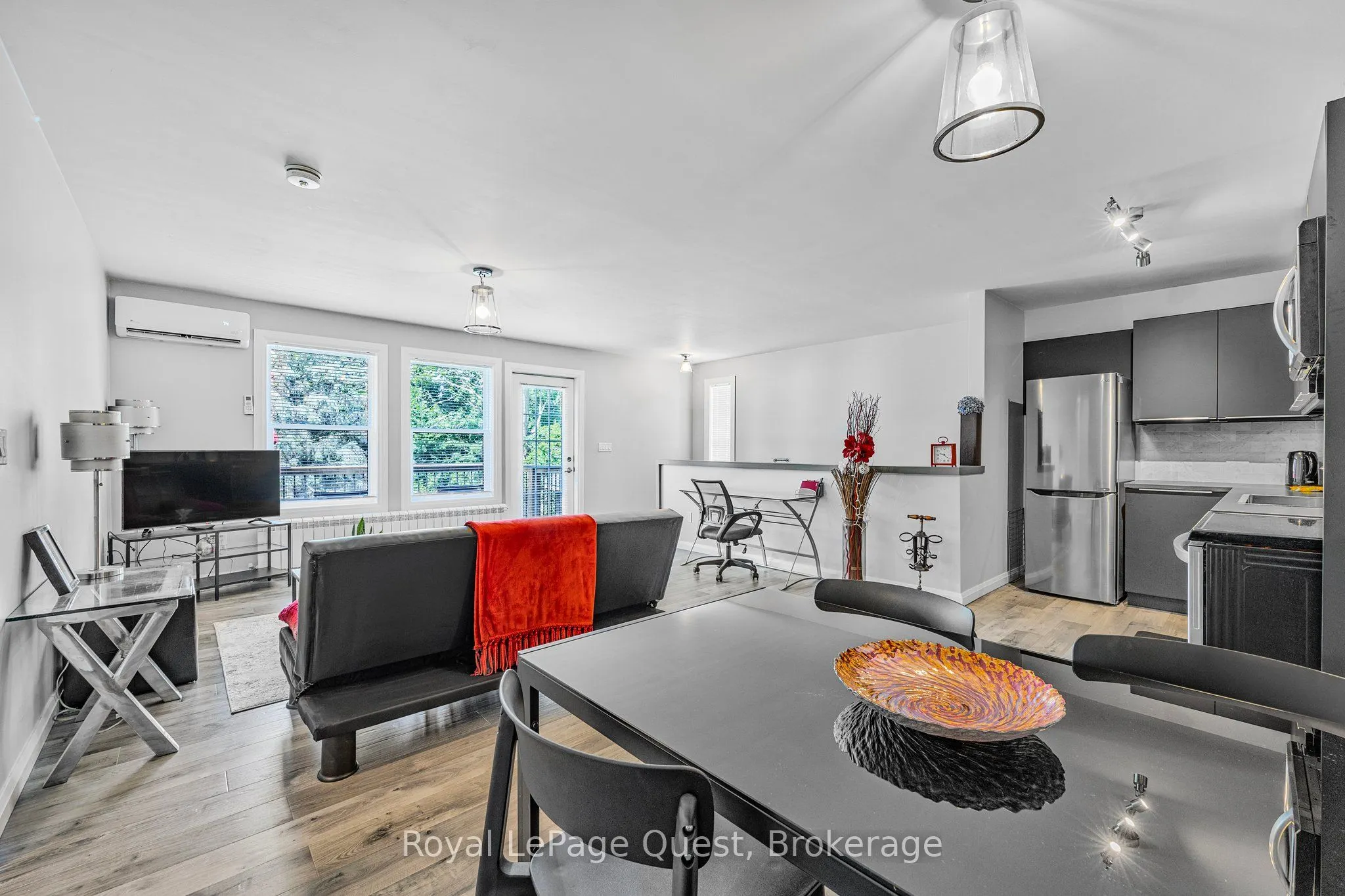 214 Mississaga Street W