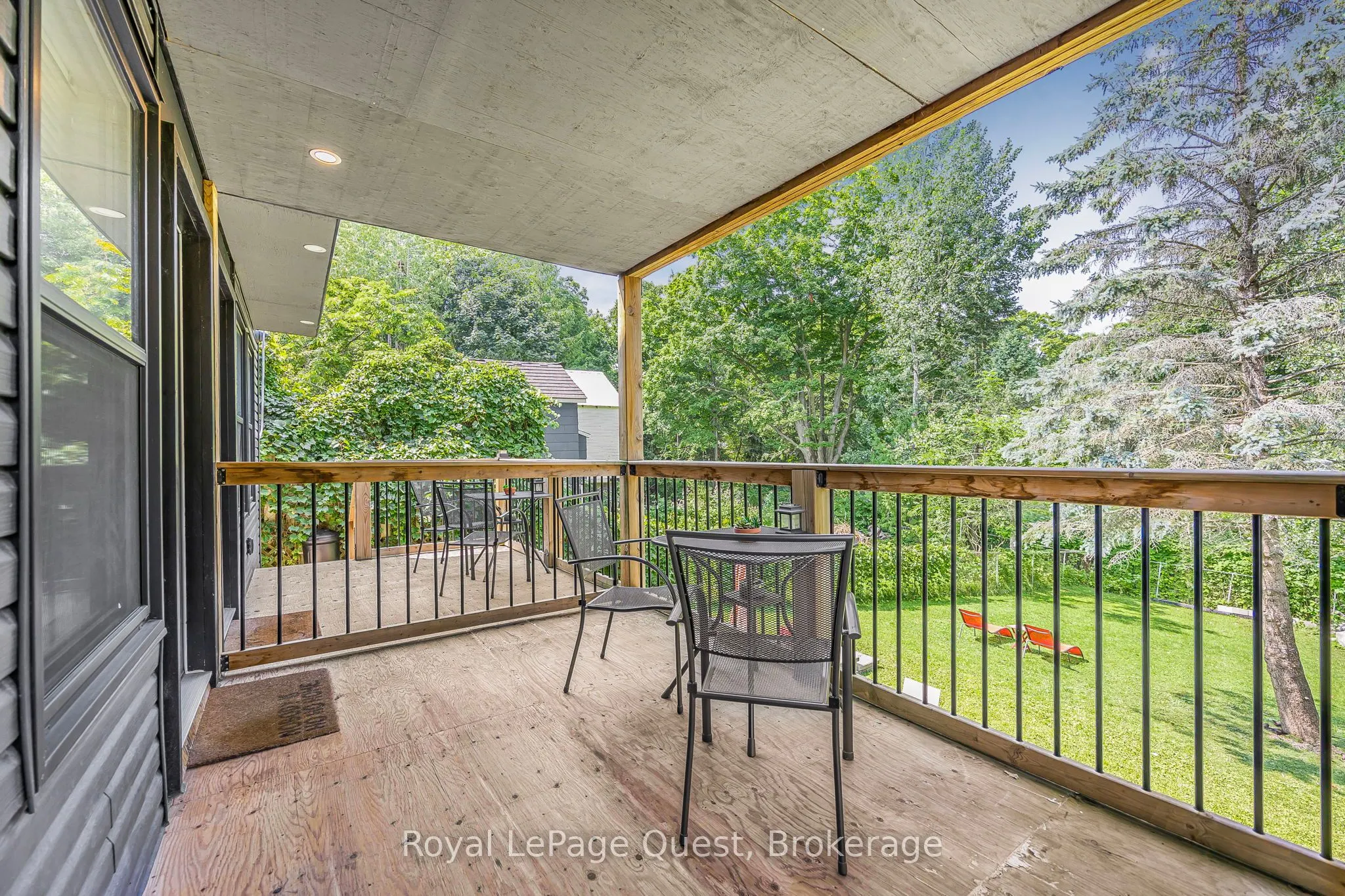 214 Mississaga Street W