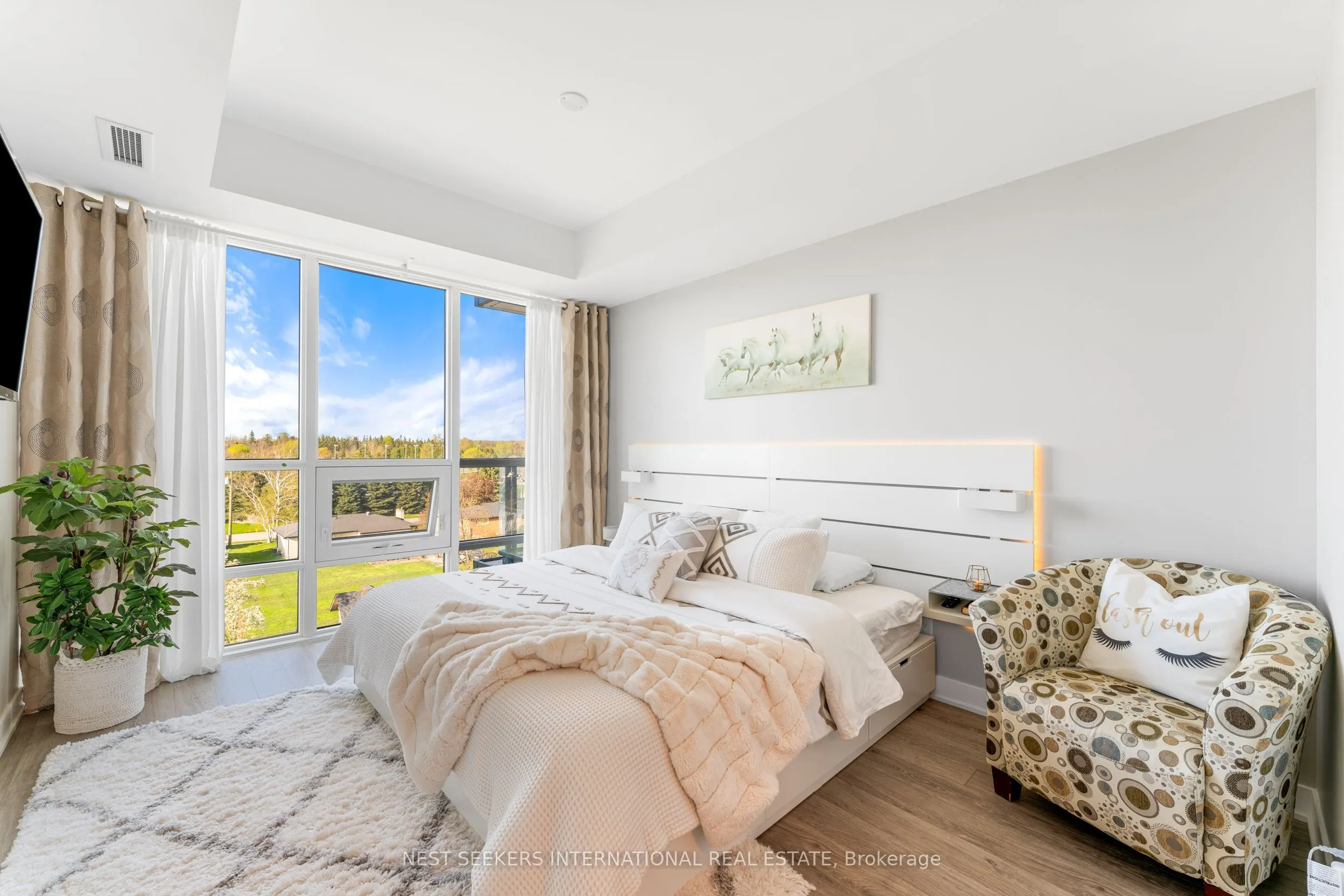 681 Yonge Street, #424