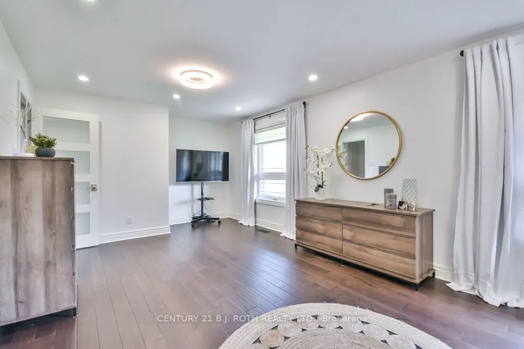 12 Noraline Avenue