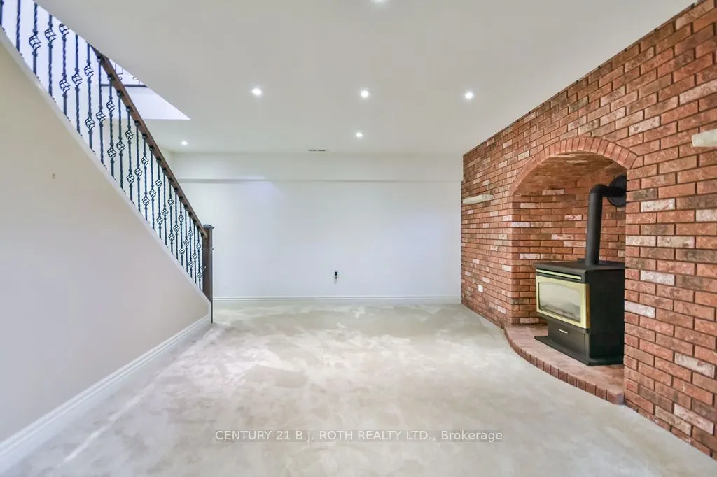 12 Noraline Avenue