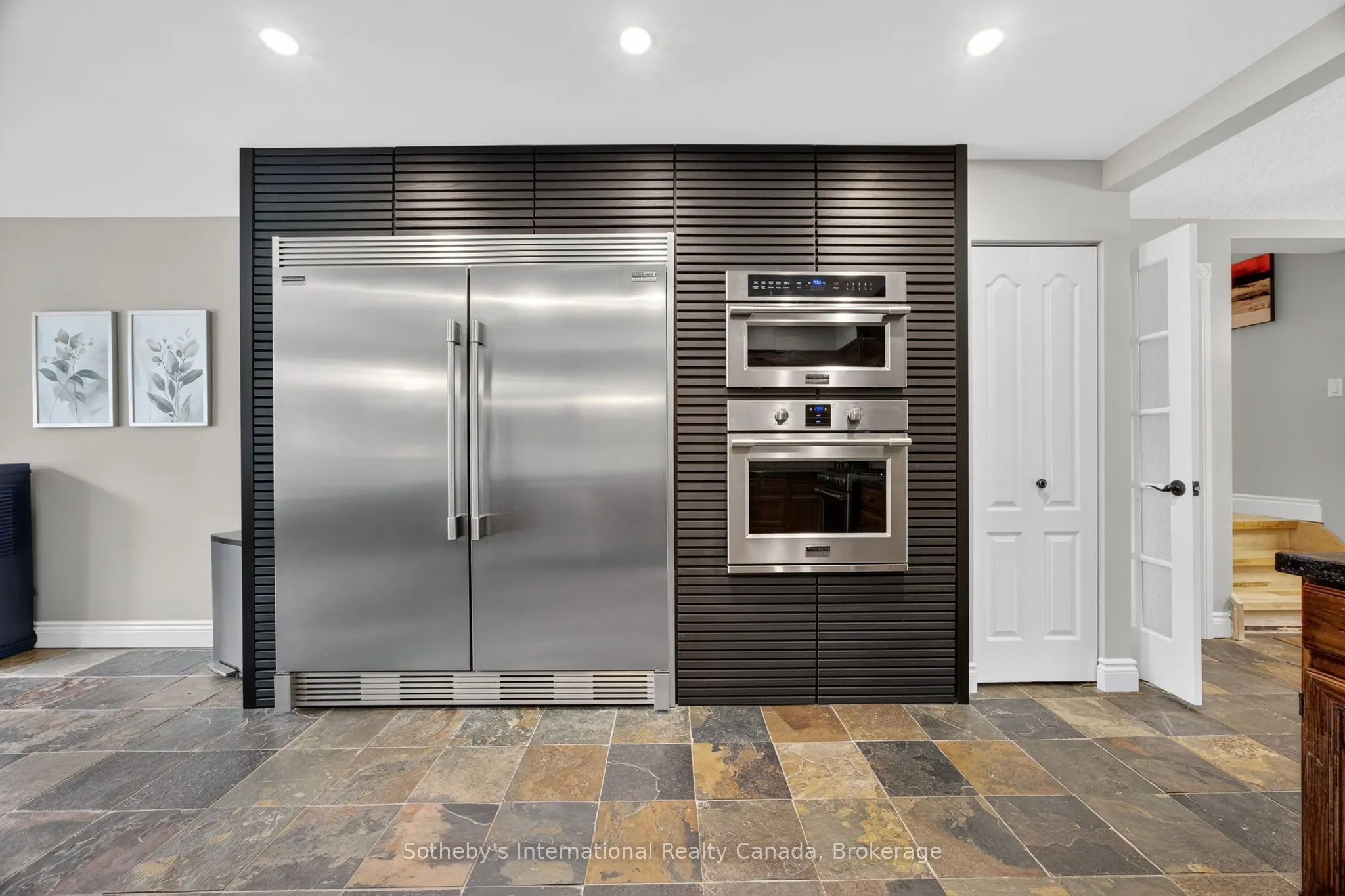 79 Caroline Street W