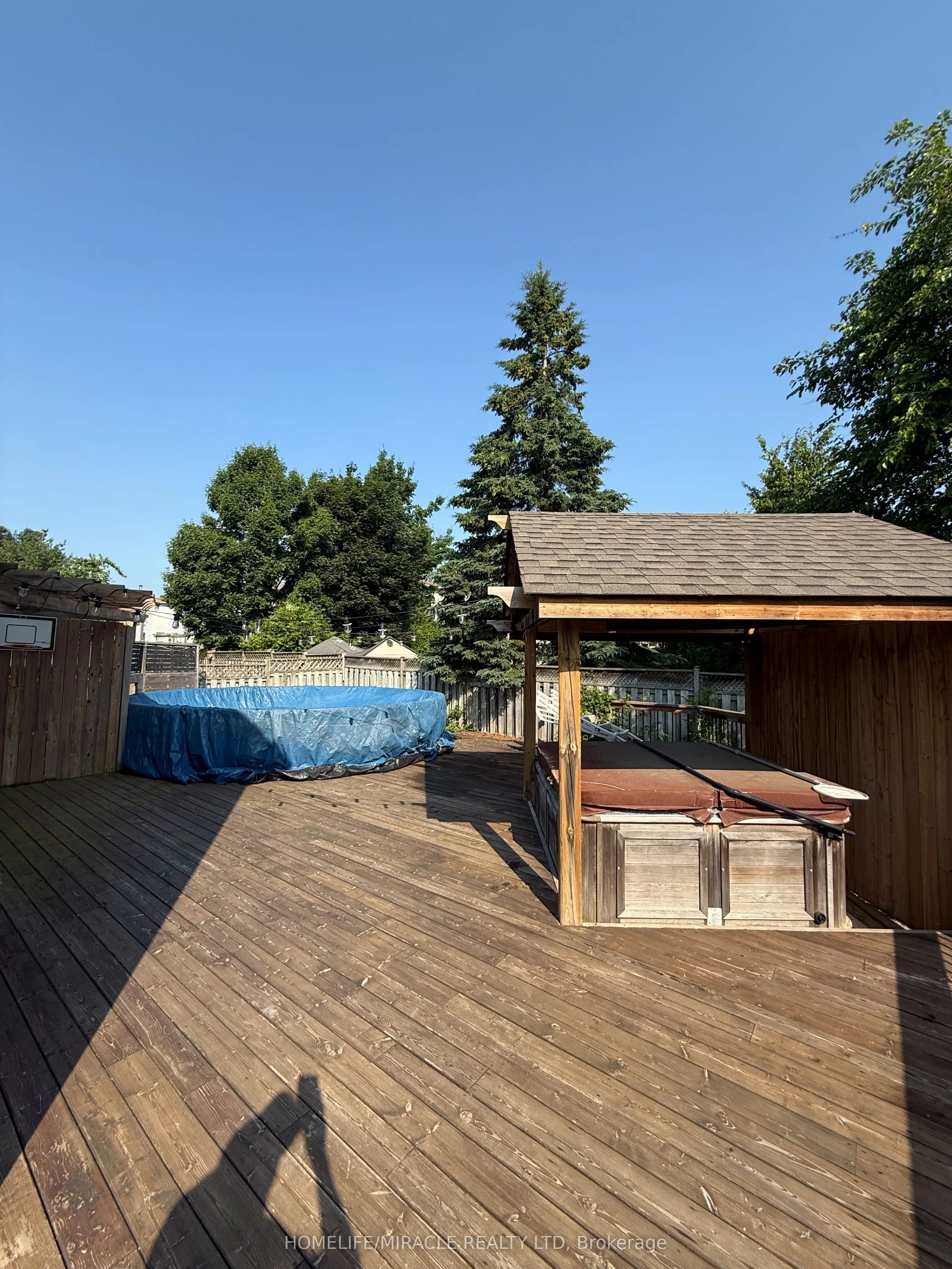 200 Livingstone Street W