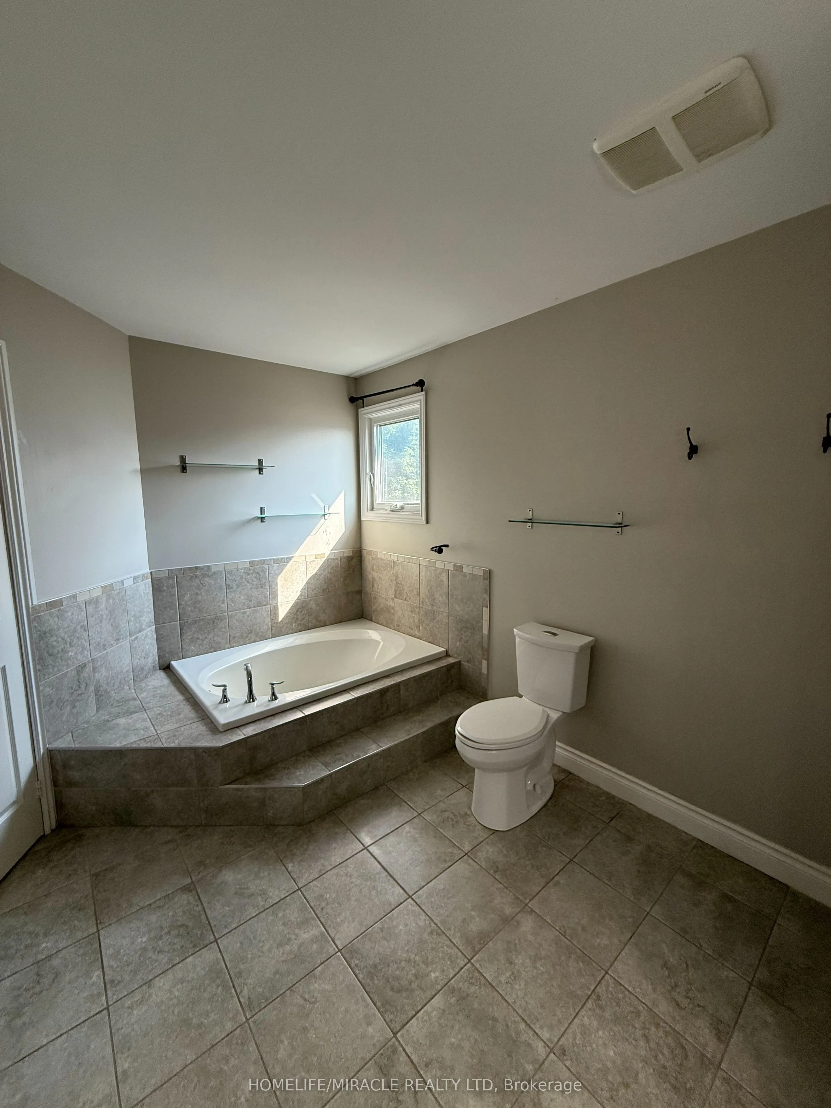 200 Livingstone Street W