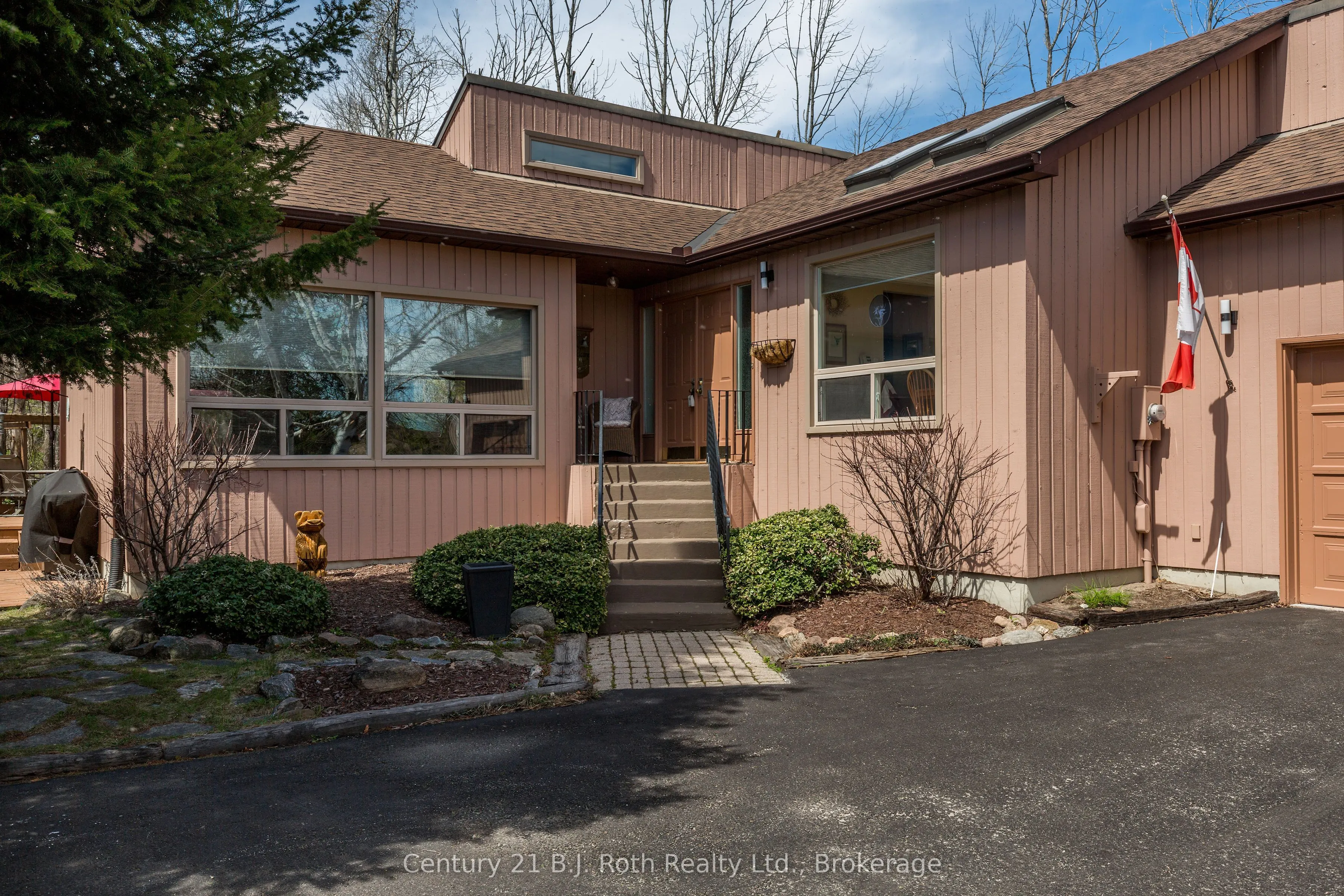 170 Lakeshore Road W