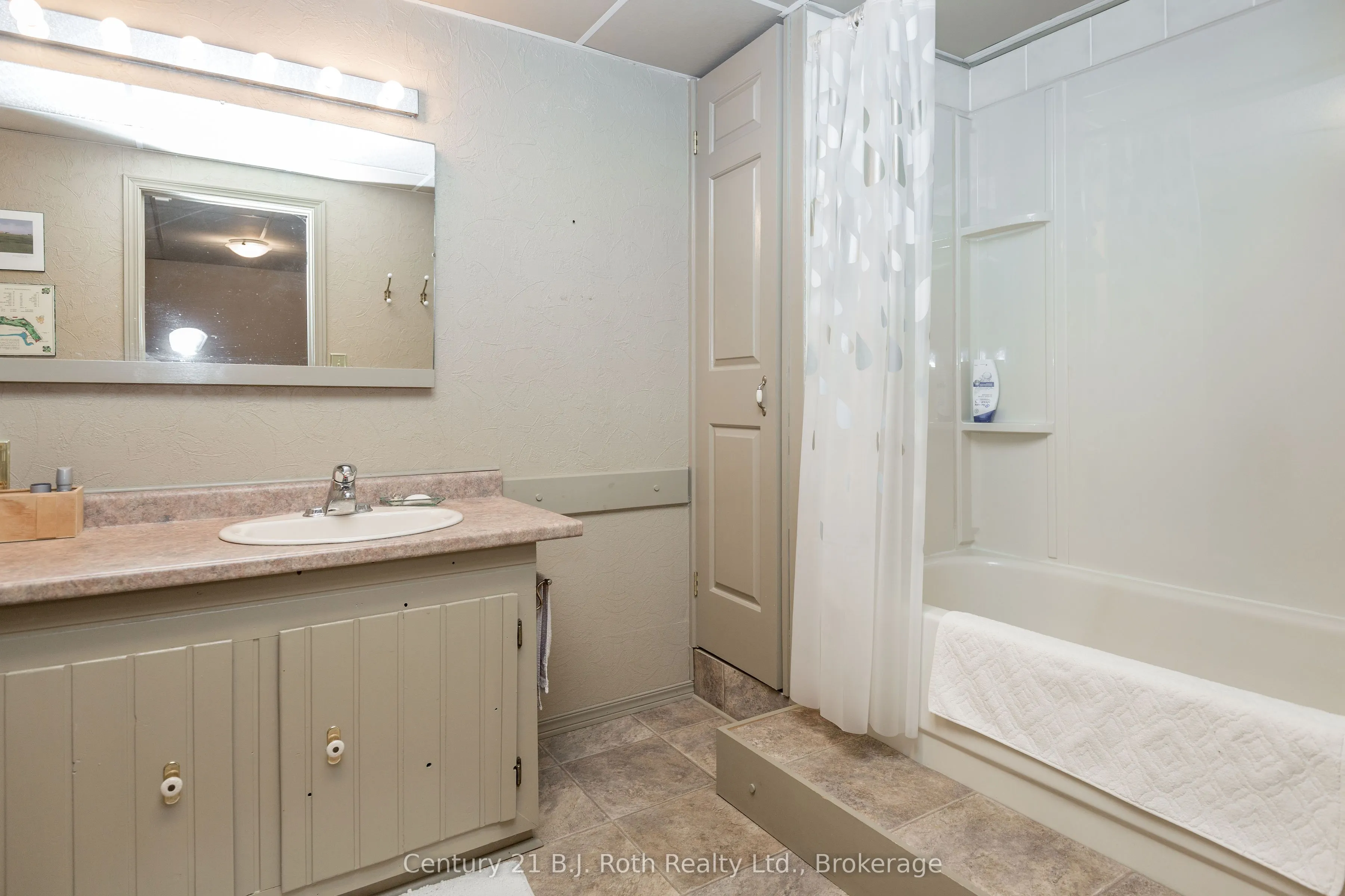 170 Lakeshore Road W