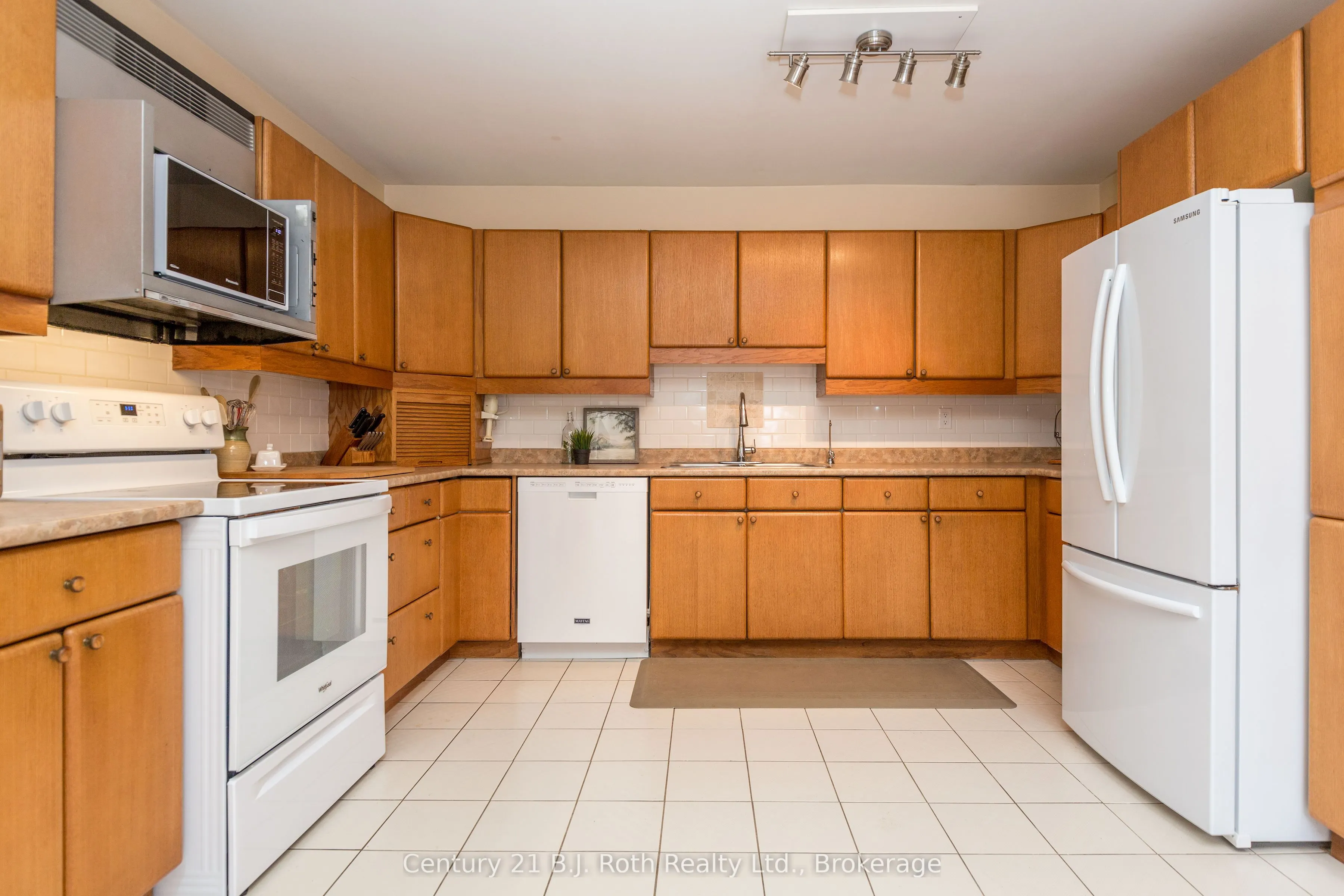 170 Lakeshore Road W