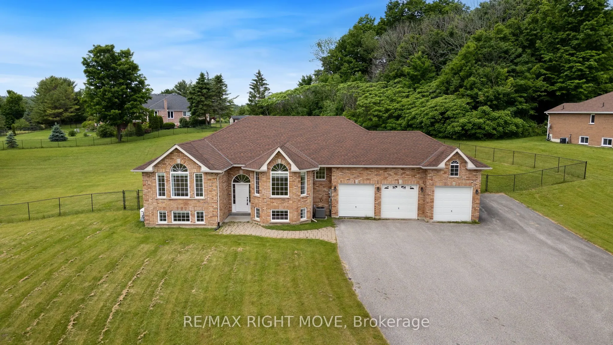 1348 Hawk Ridge Crescent