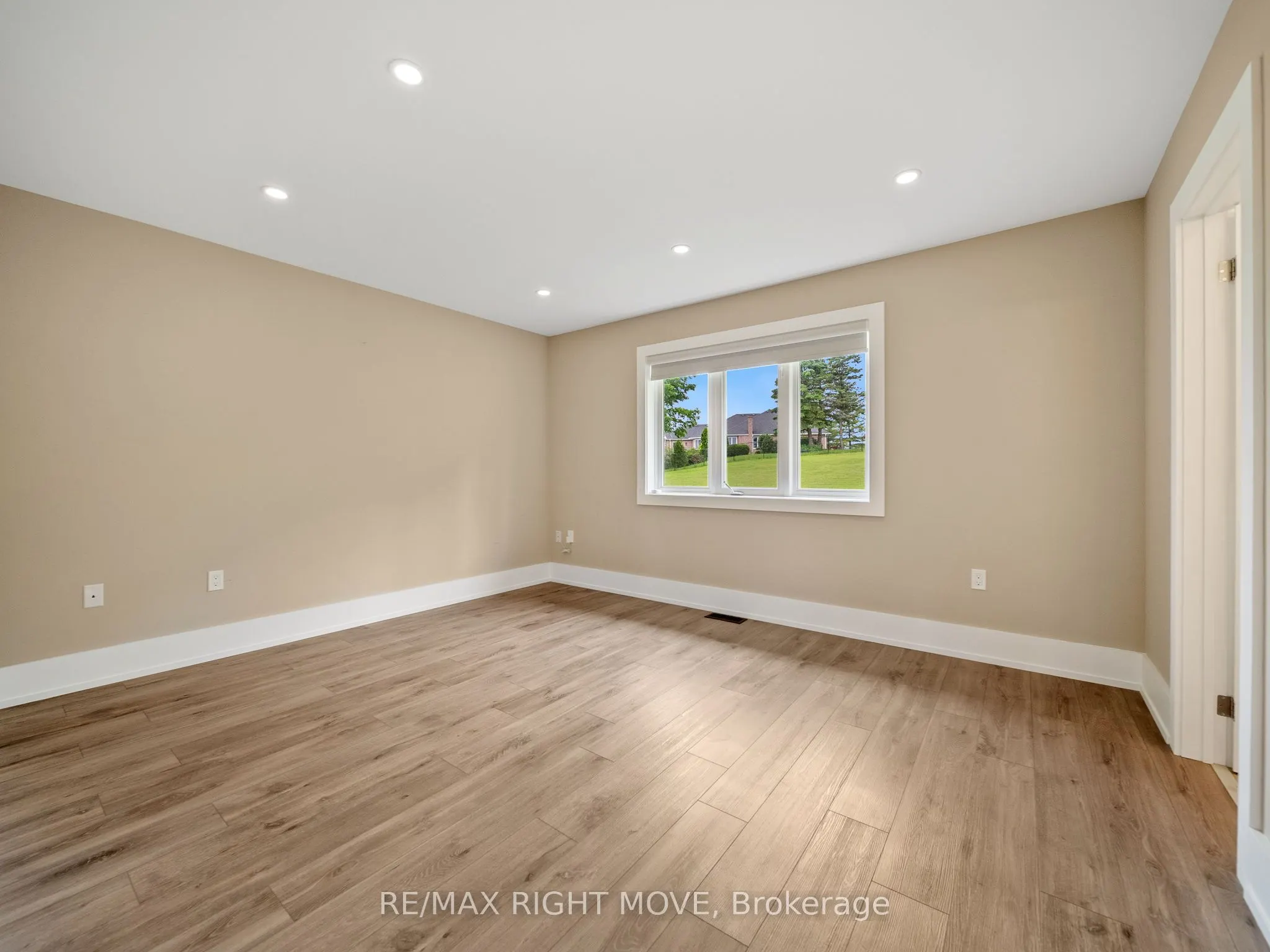 1348 Hawk Ridge Crescent
