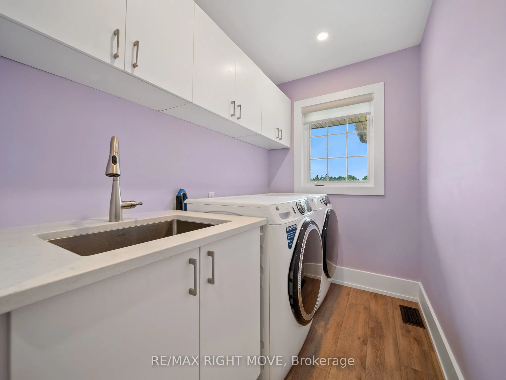 1348 Hawk Ridge Crescent