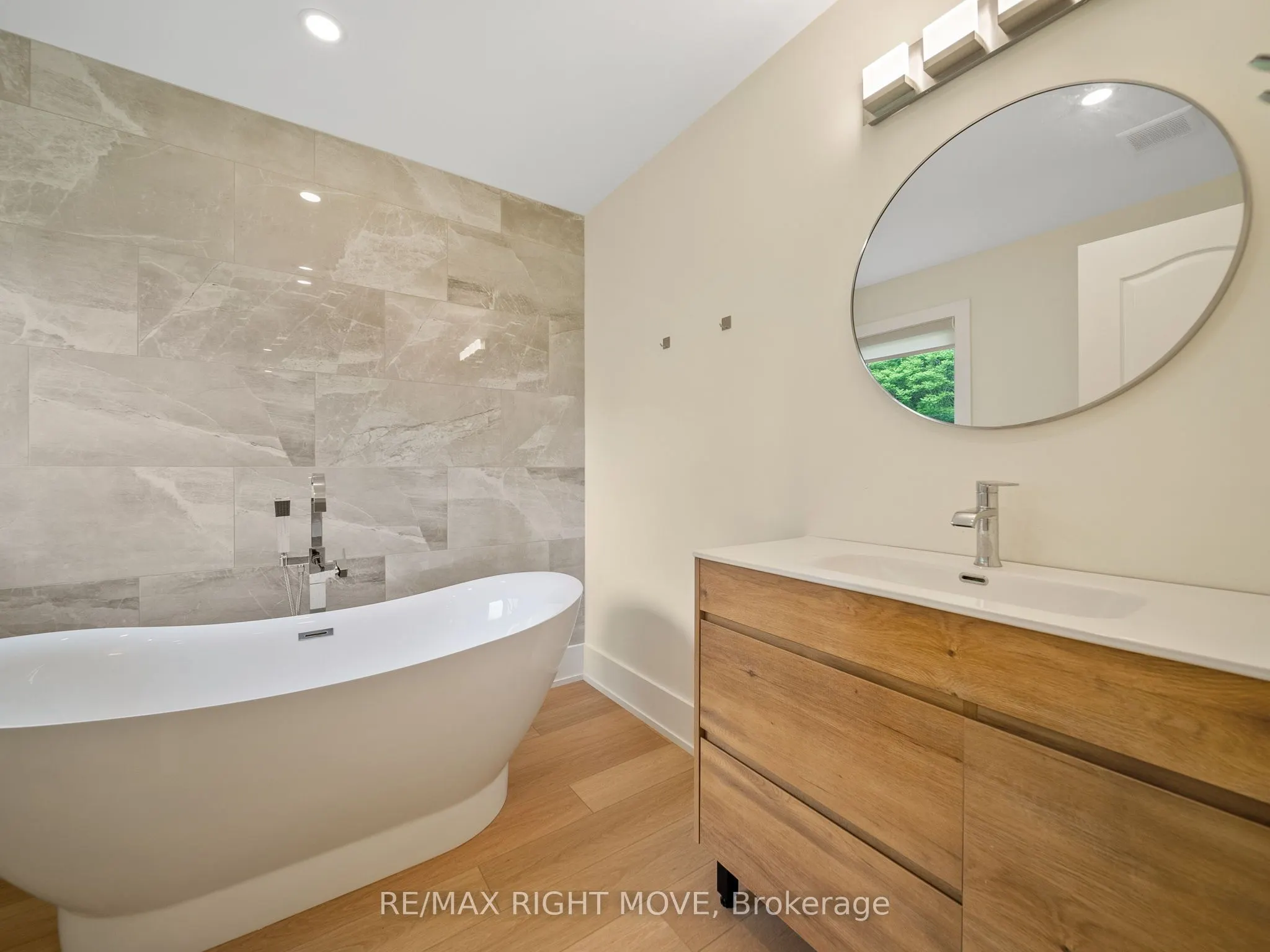 1348 Hawk Ridge Crescent