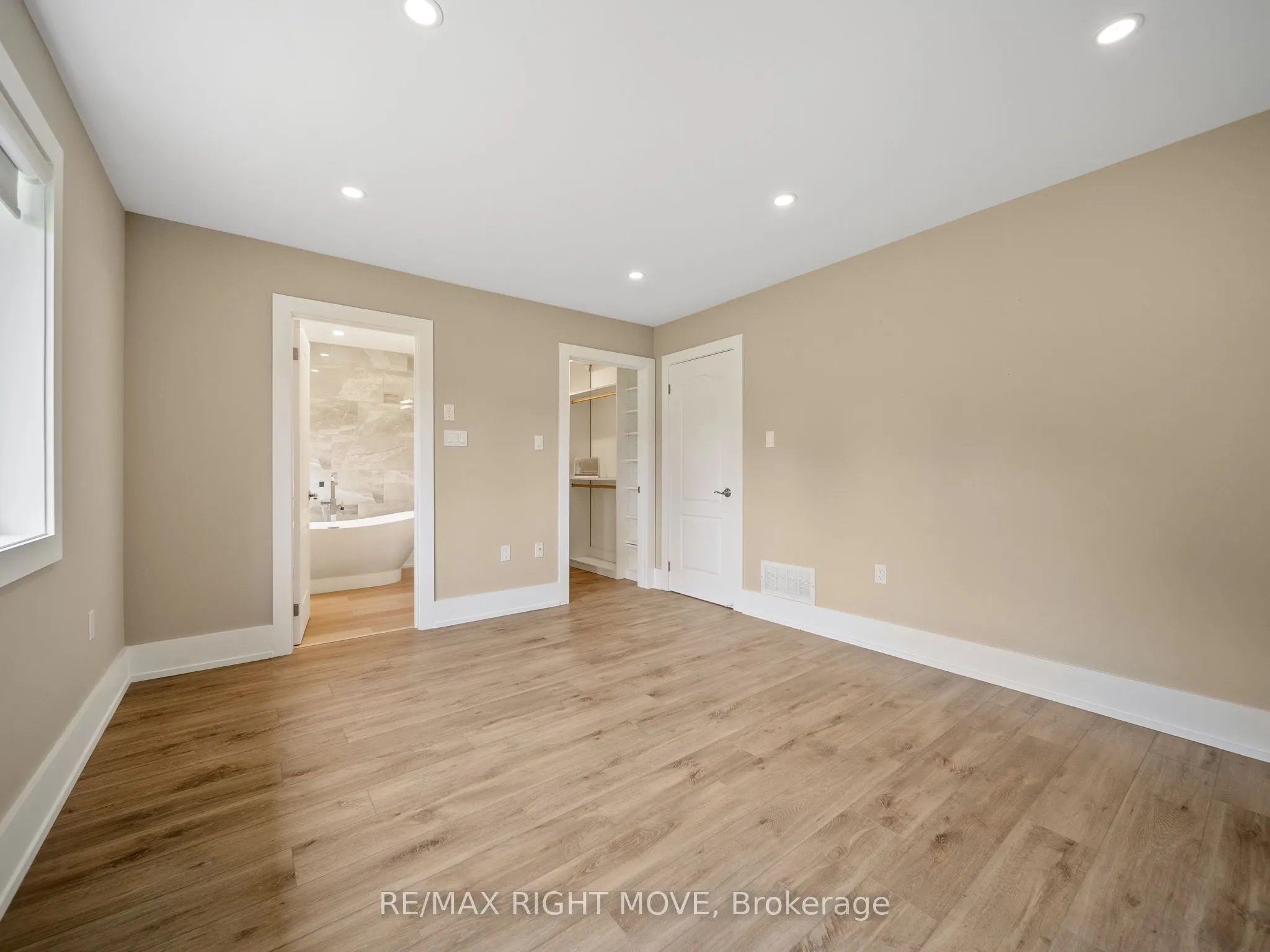 1348 Hawk Ridge Crescent