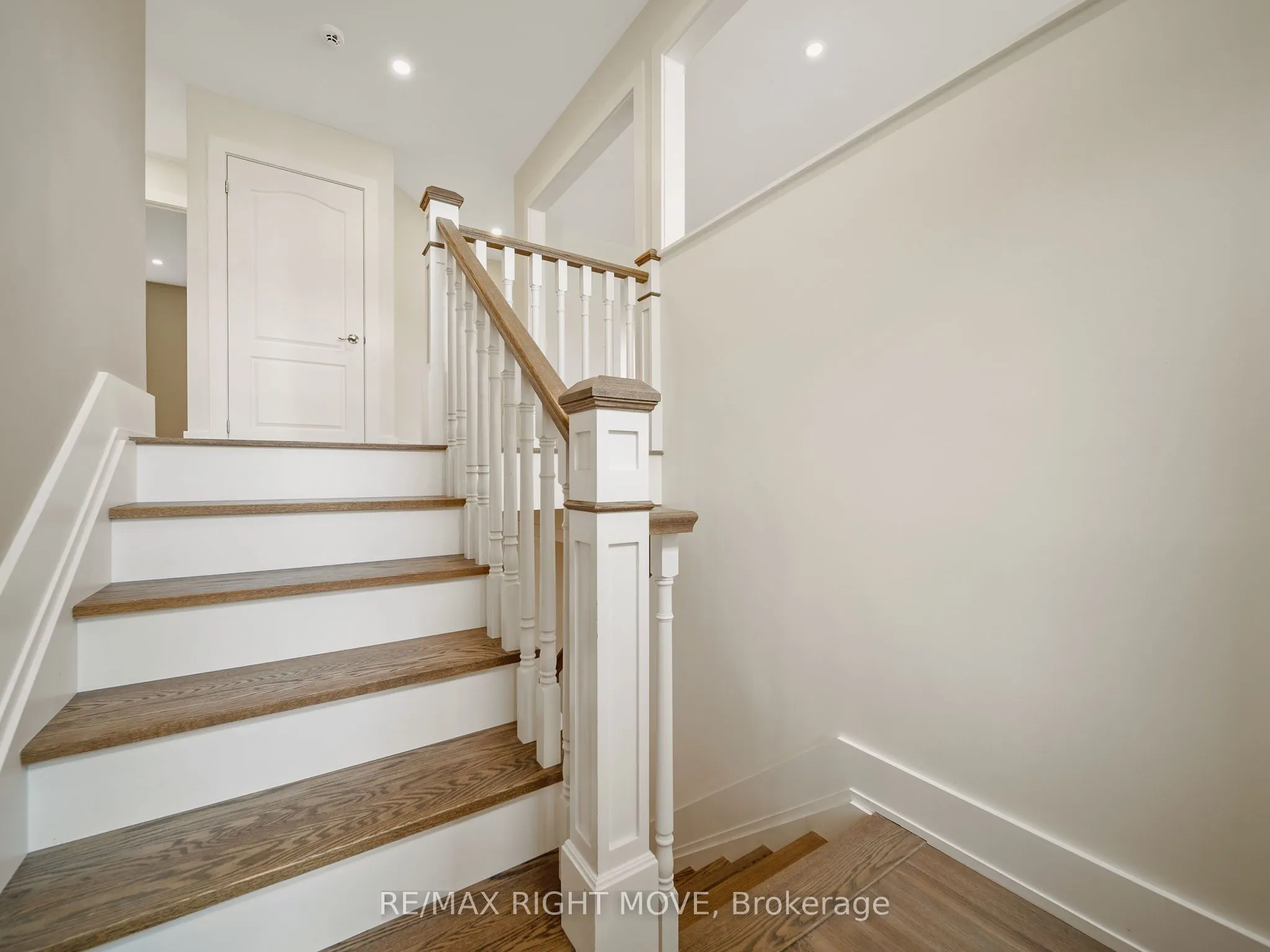 1348 Hawk Ridge Crescent