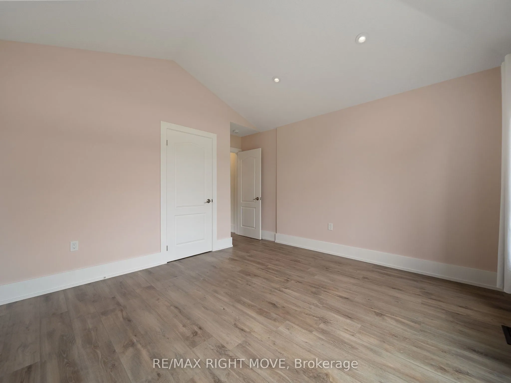 1348 Hawk Ridge Crescent