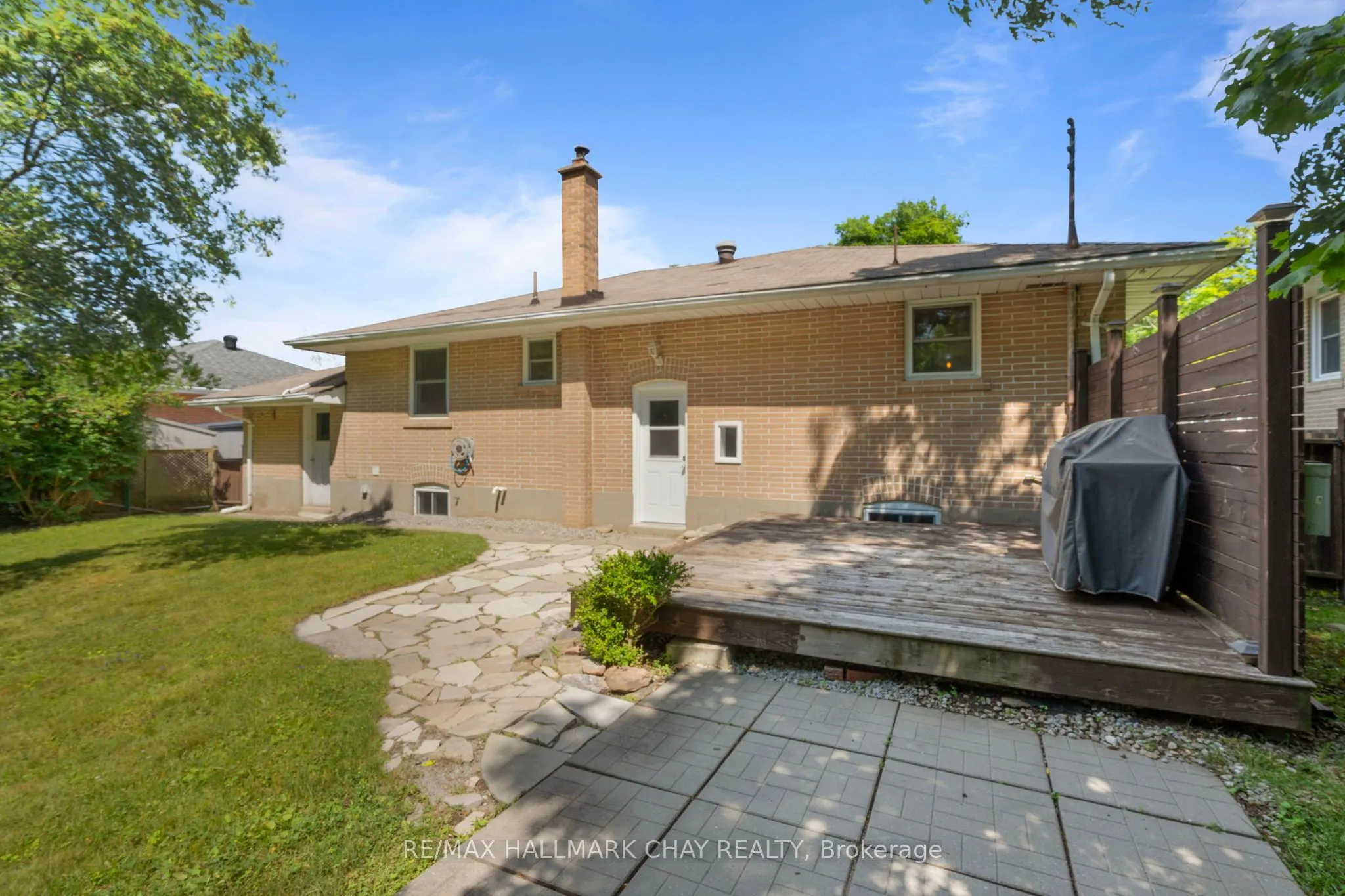 205 Wellington Street E