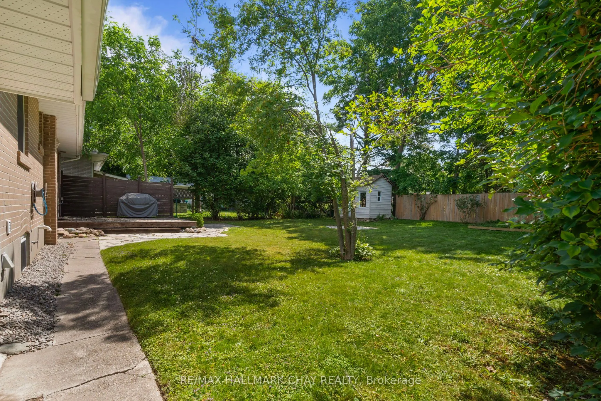 205 Wellington Street E