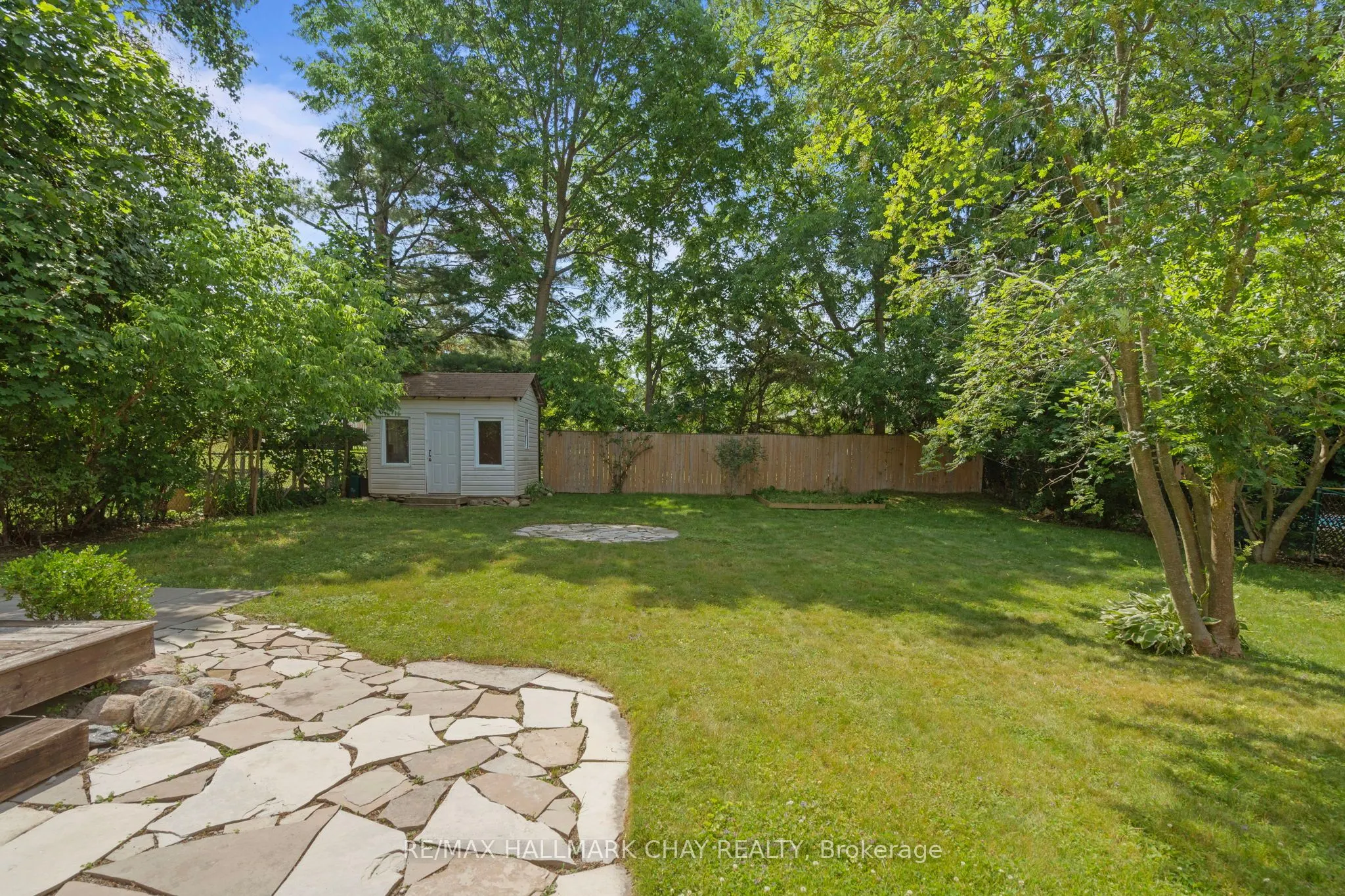 205 Wellington Street E