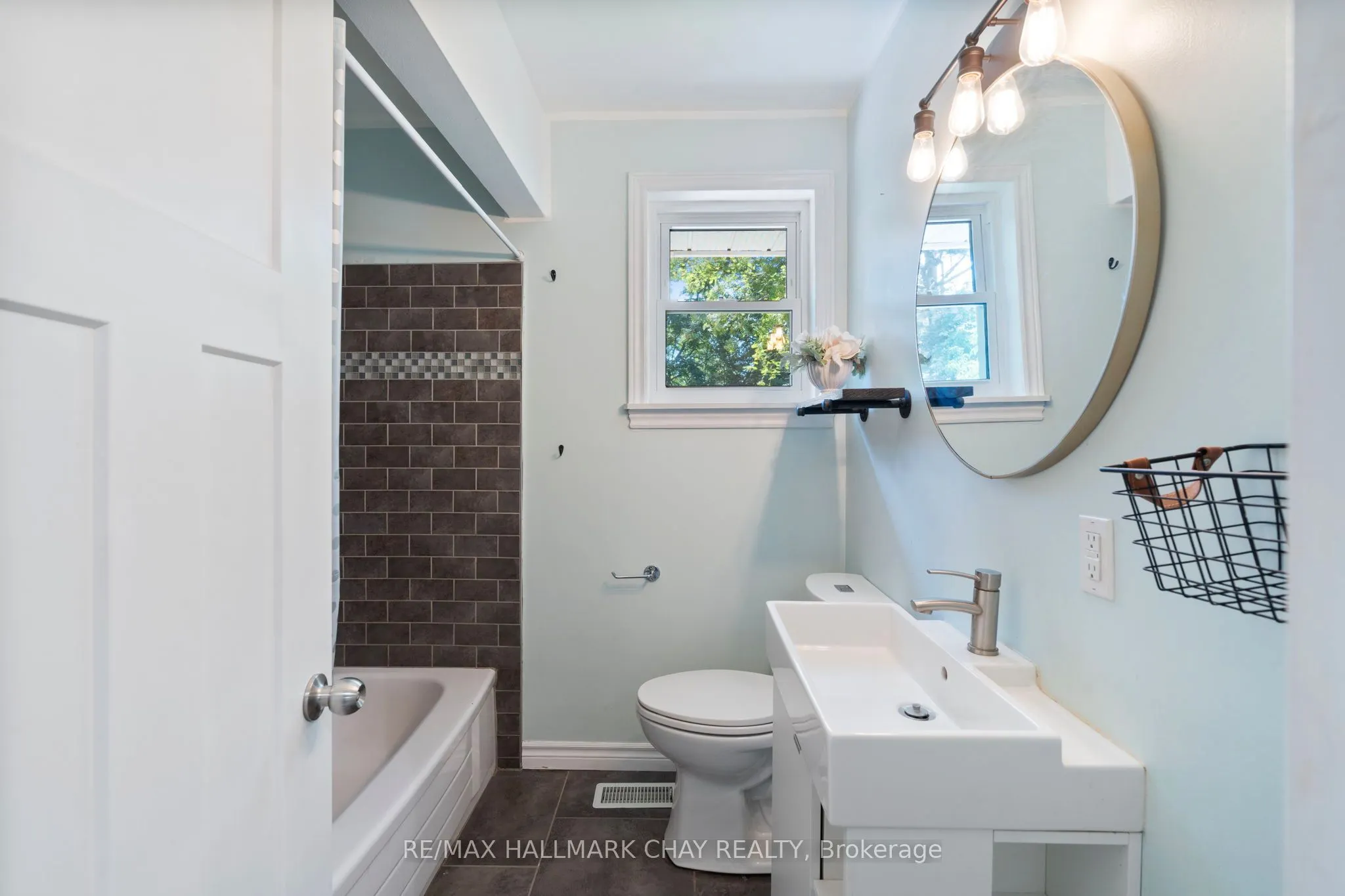 205 Wellington Street E