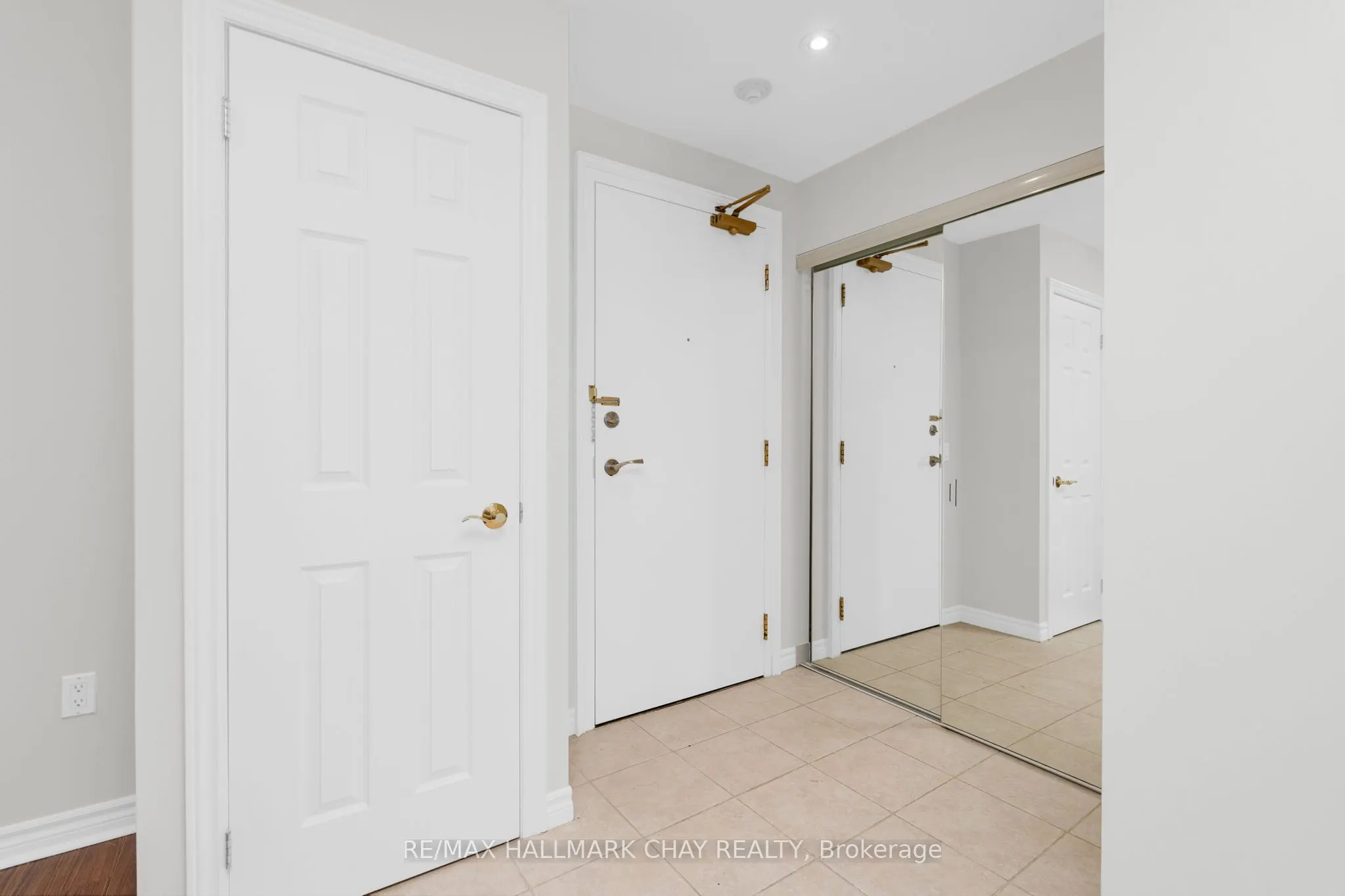 6 Toronto Street, #305